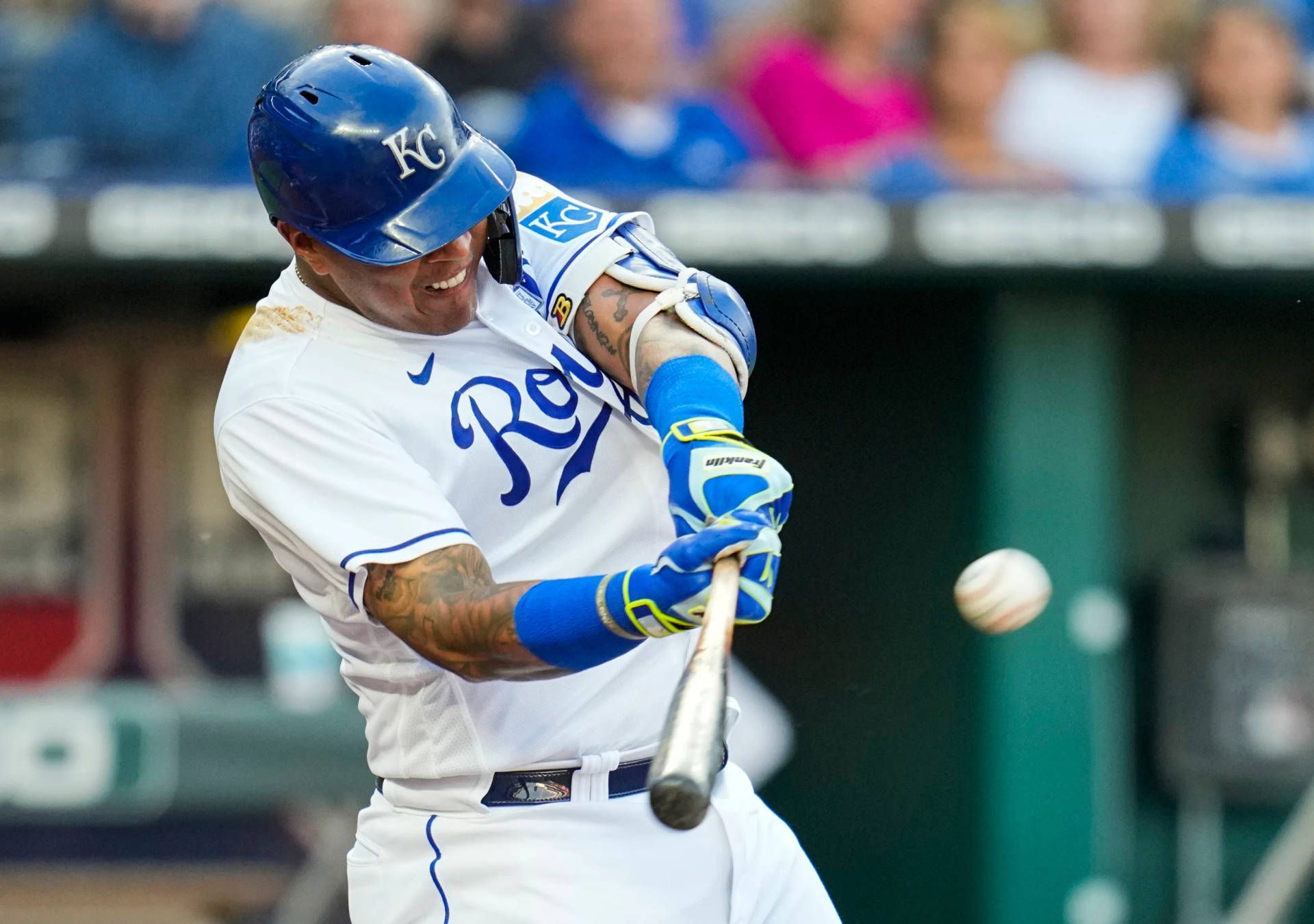 1920x1350 Salvador Perez Solid Hit Wallpaper