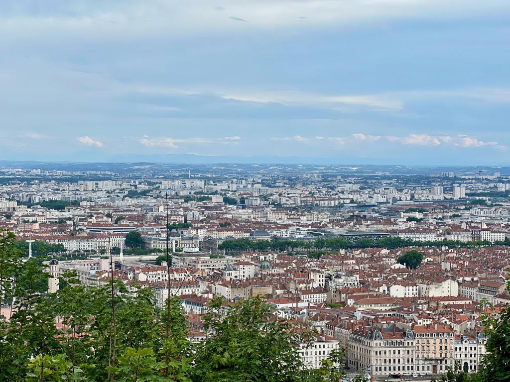 1024x768 Lyon, France. Yawning gets you everywhere