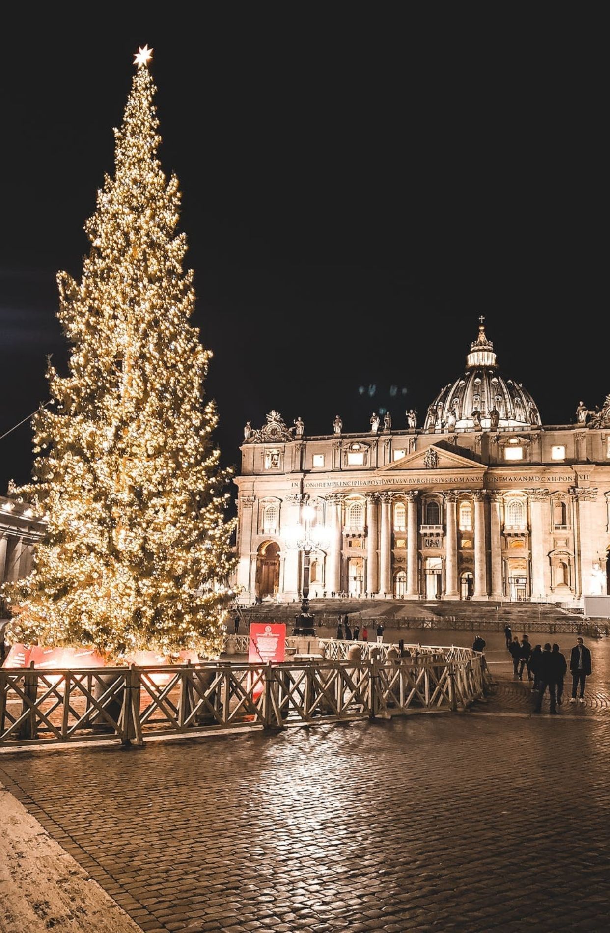 1242x1900 Christmas Italy Wallpaper