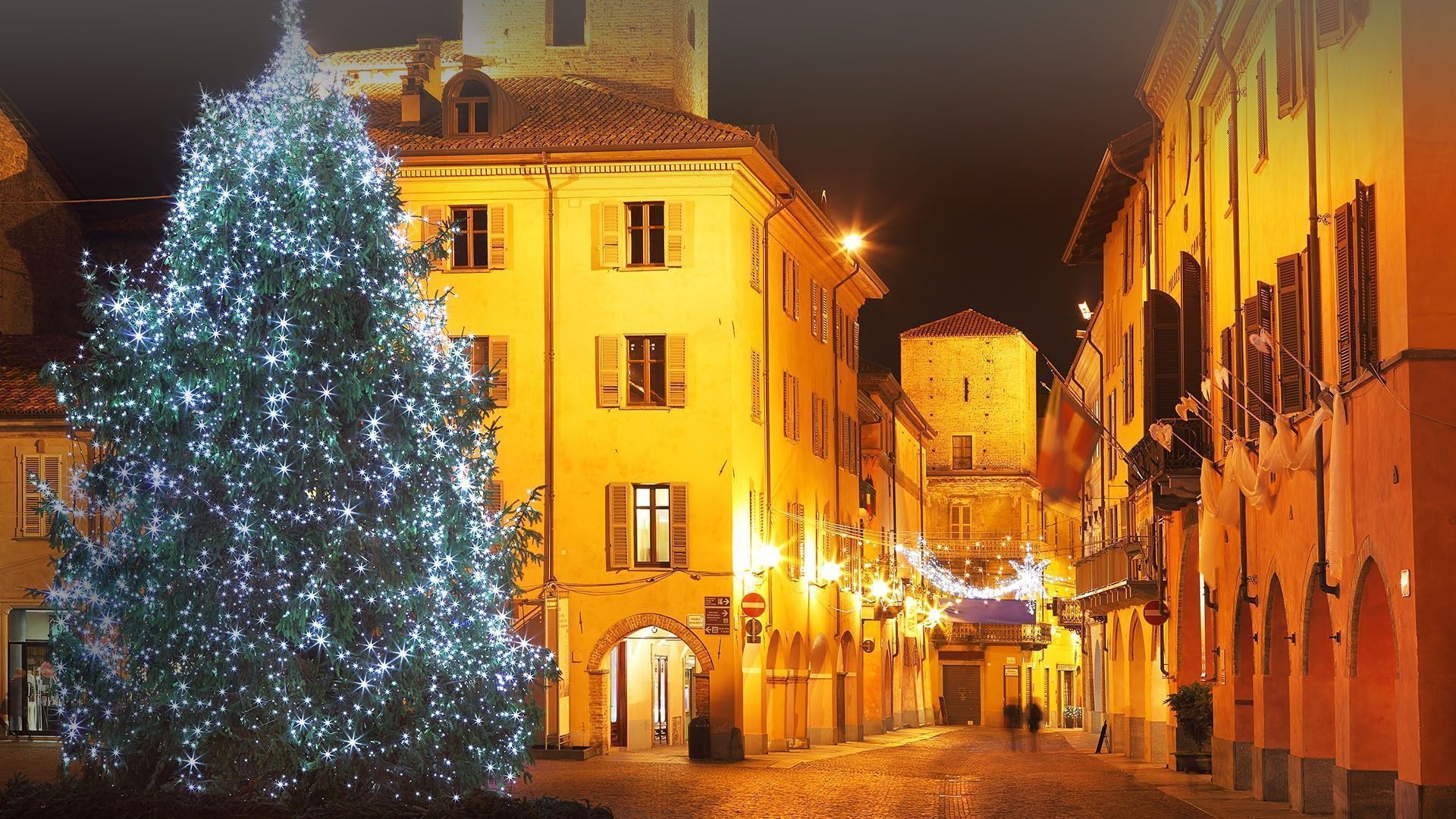 1920x1080 Illuminated Christmas tree on central