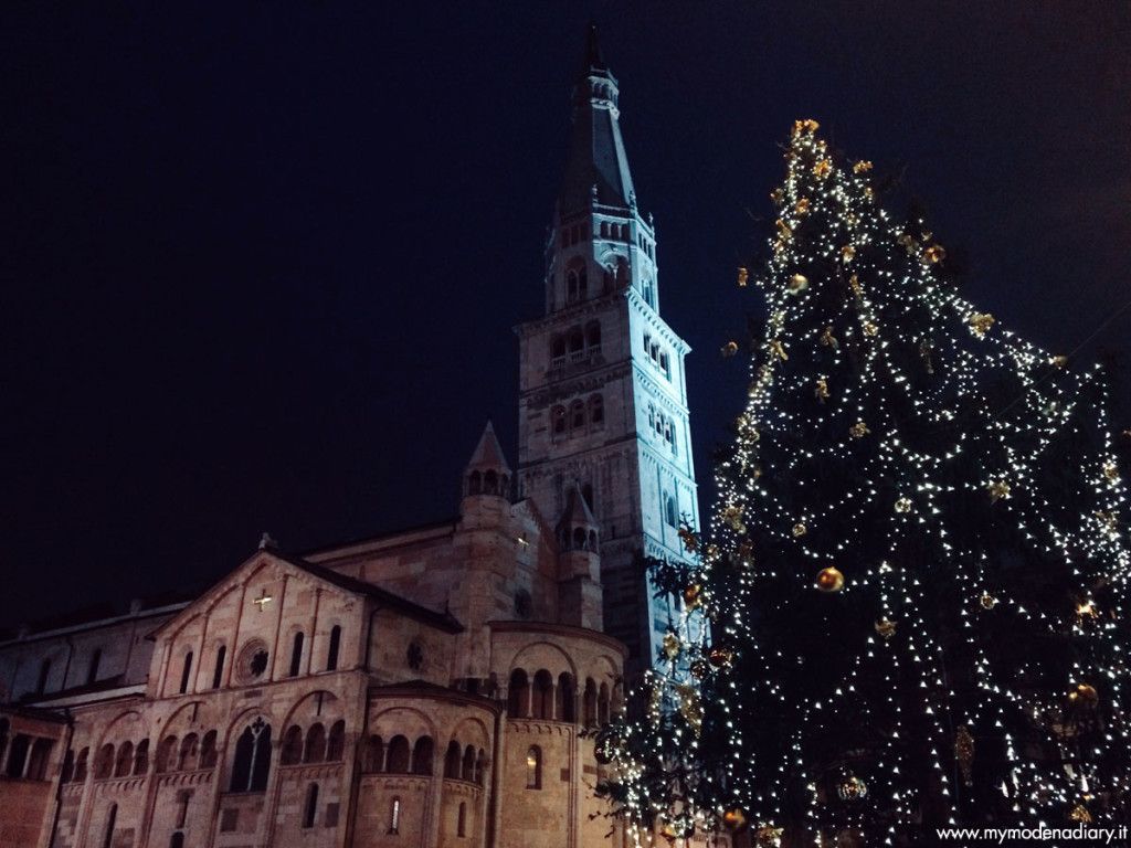 1024x768 Christmas: Modena's city lights