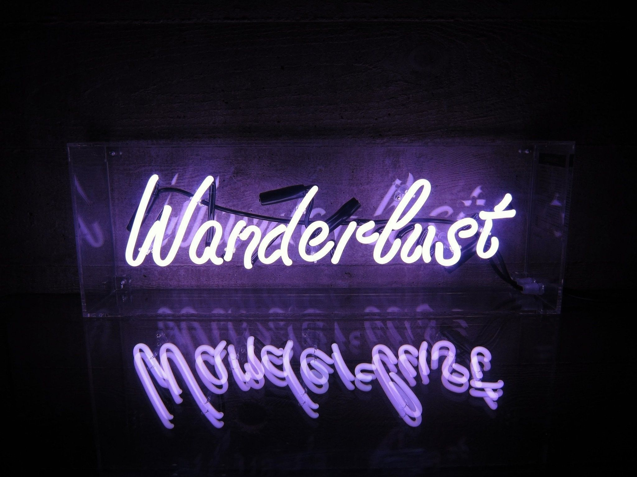2048x1536 Aesthetic Laptop Neon Wallpaper