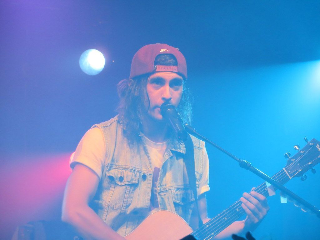 1024x768 Vic Fuentes. Vic Fuentes of Pierce