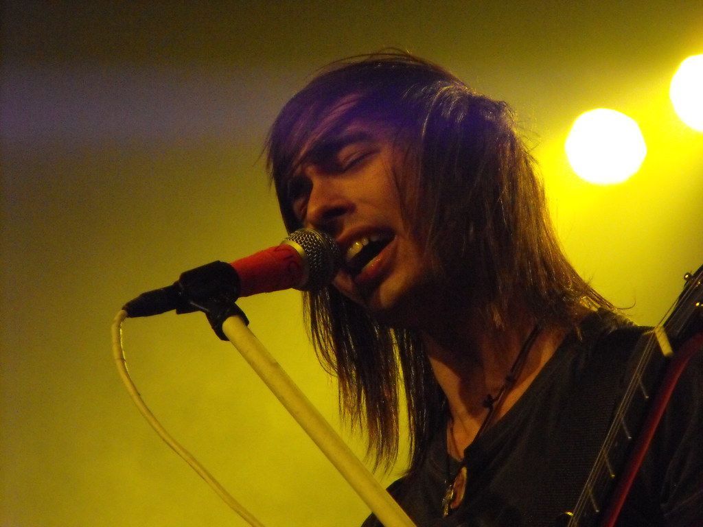 1024x768 Vic Fuentes of Pierce the Veil. Taste