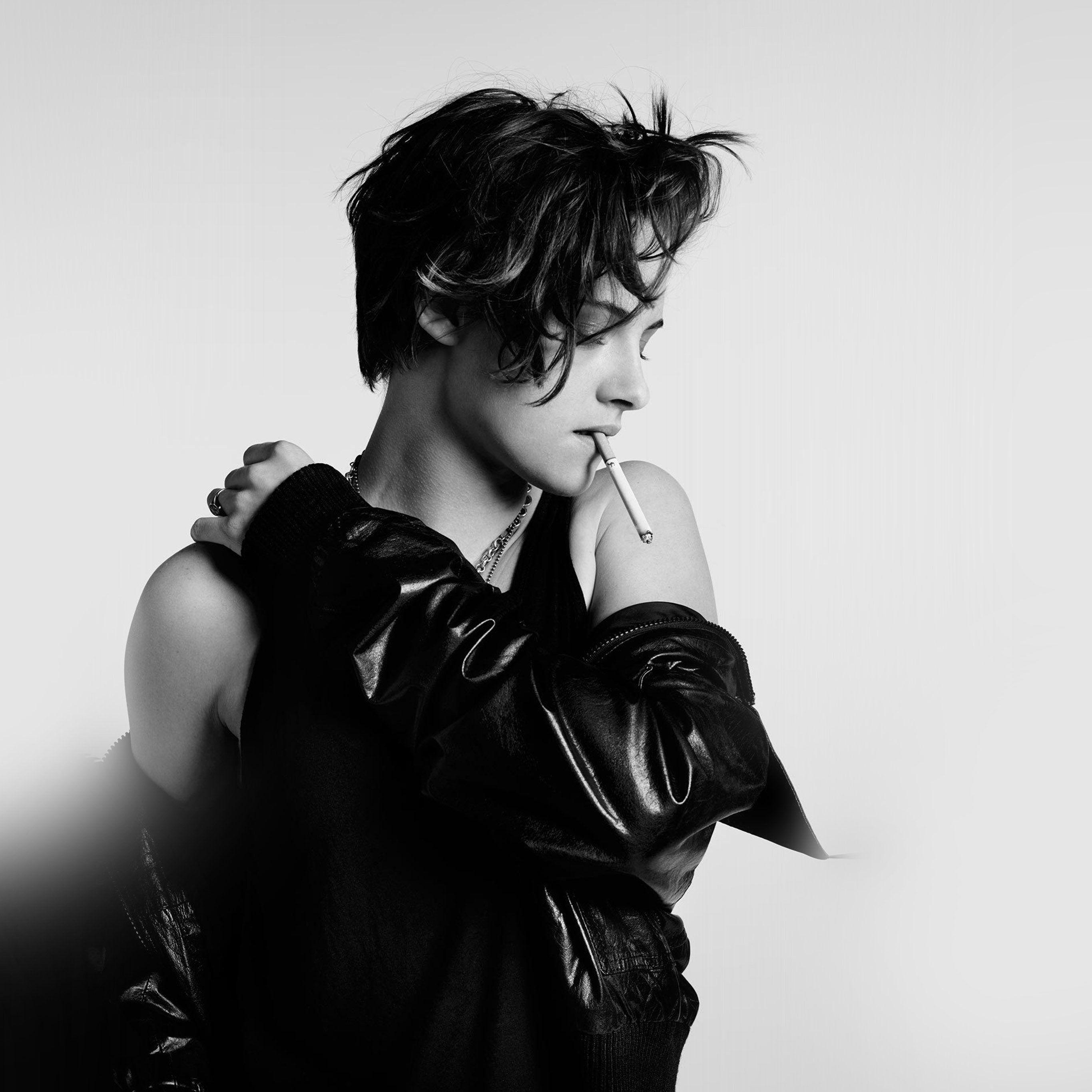 Hình nền cô gái nổi tiếng hút thuốc 2732x2732 Kristen Stewart Bw