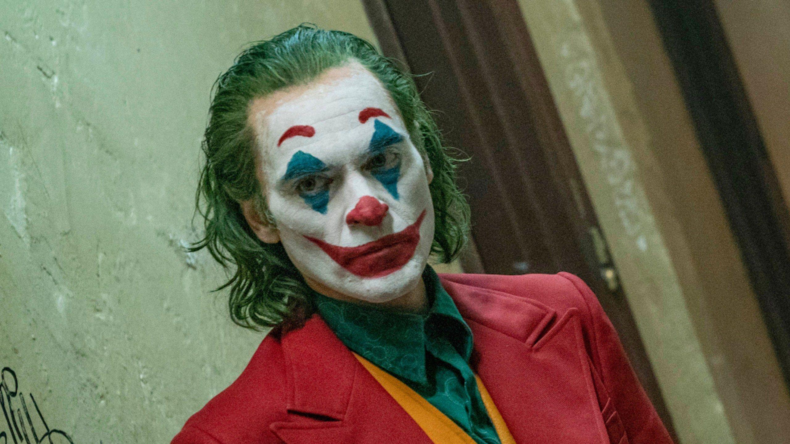 2560x1440 The Implausibility of Joaquin Phoenix's Unrealistic Joker