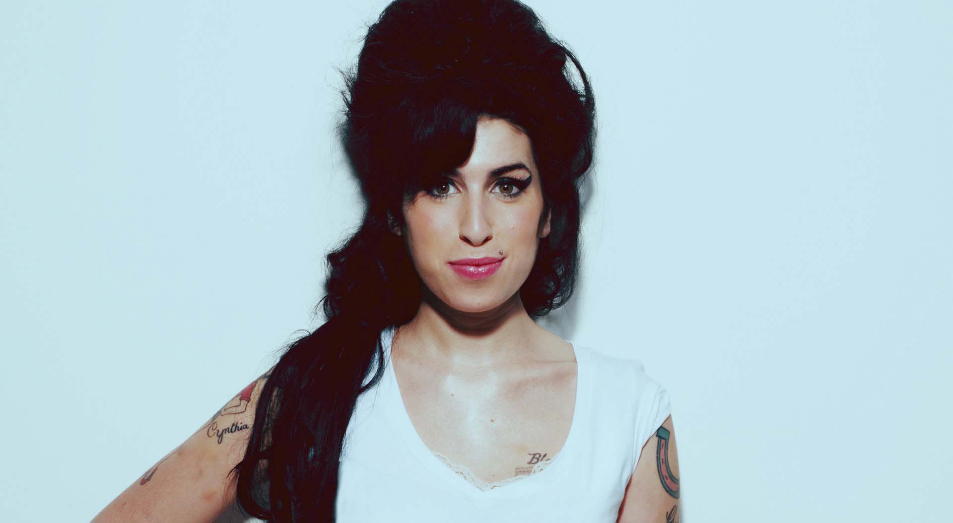 1920x1054 Amy Winehouse mỉm cười hình nền 1920x1080