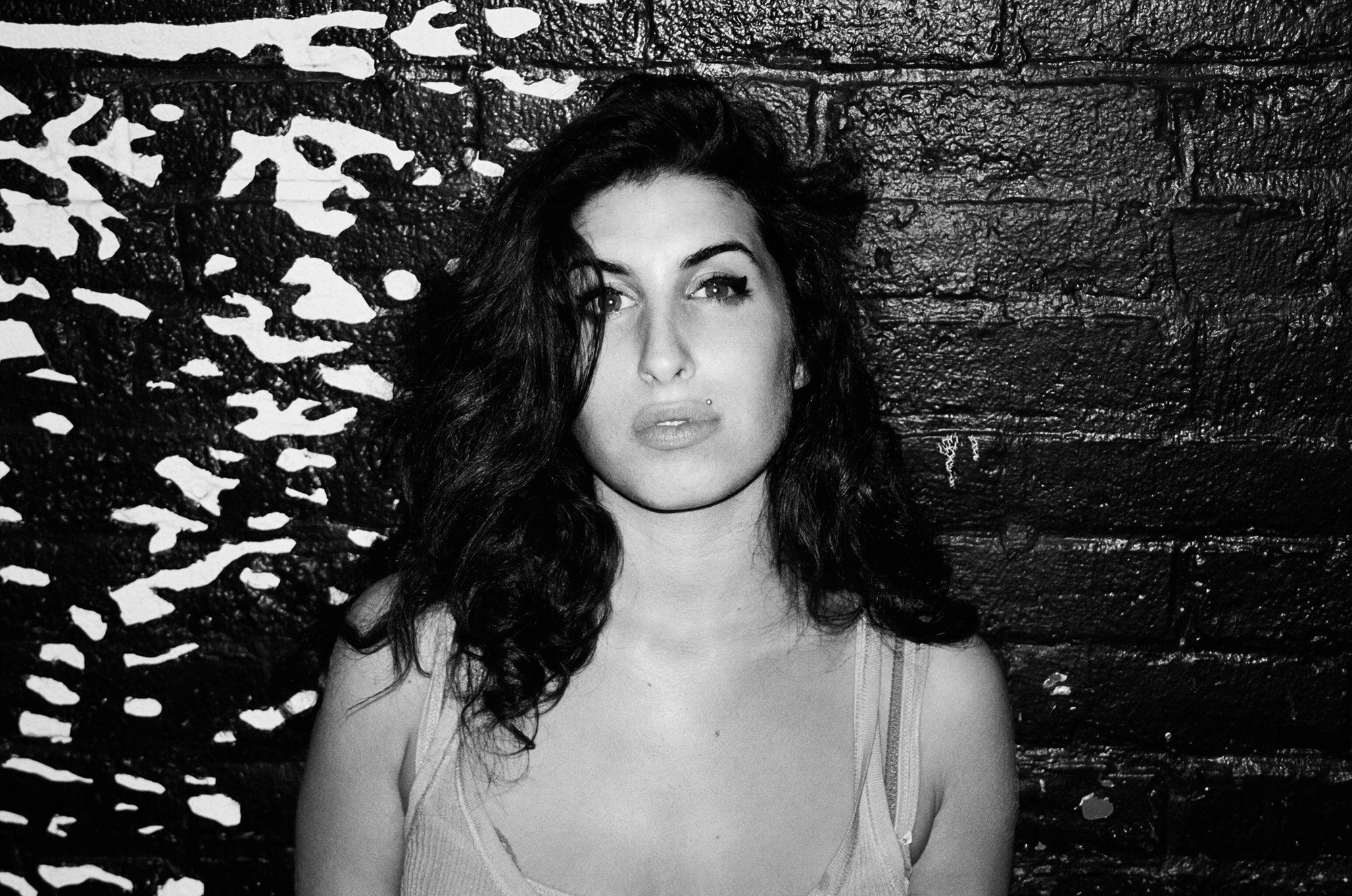 2000x1326 Chưa từng thấy ảnh của Amy Winehouse trên The Cusp