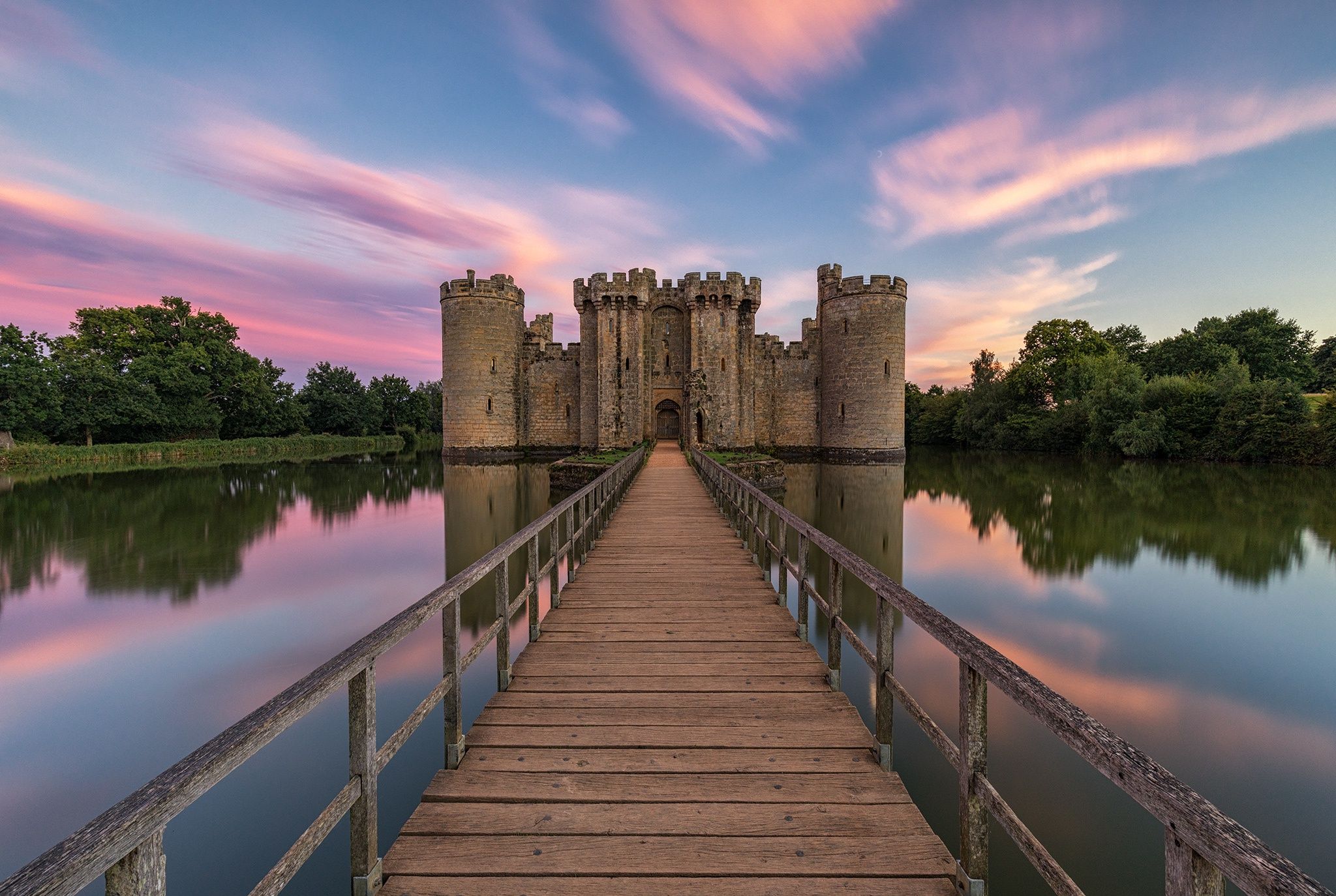 2048x1374 Wallpaper bridge, castle, England, East Sussex, Bodiam Castle for mobile and desktop, section пейзажи, resolution 2048x1374