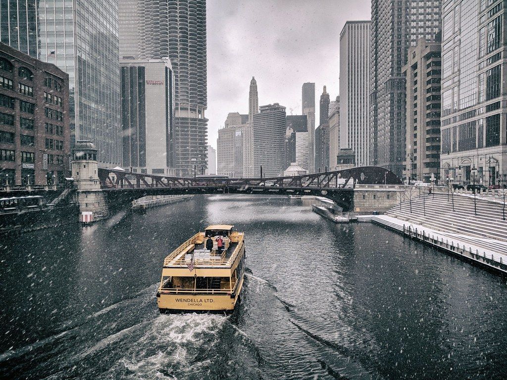 1024x768 Spring snowstorm hits Chicago, IL, USA