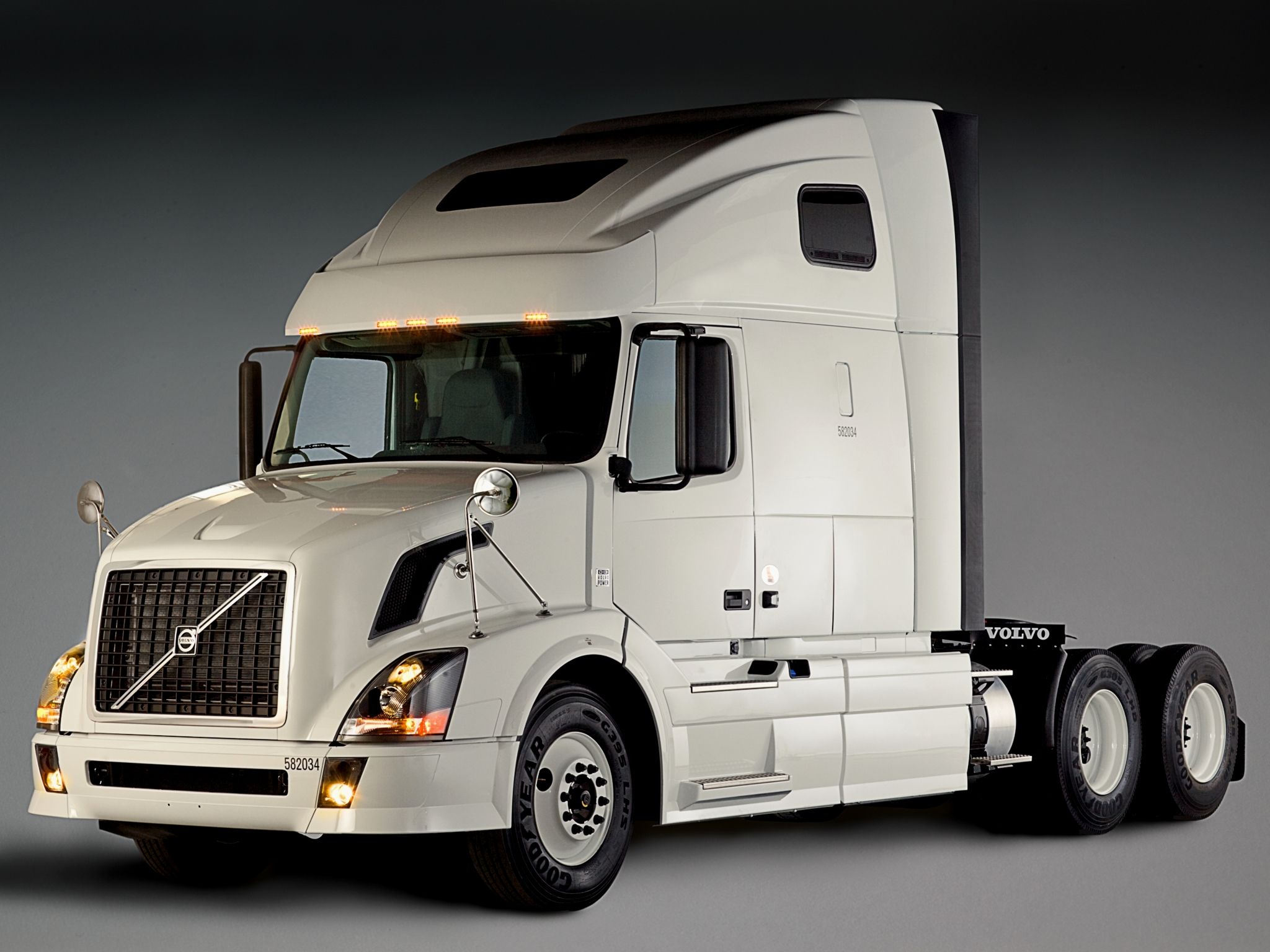 2048x1536 Volvo VNL Wallpaper