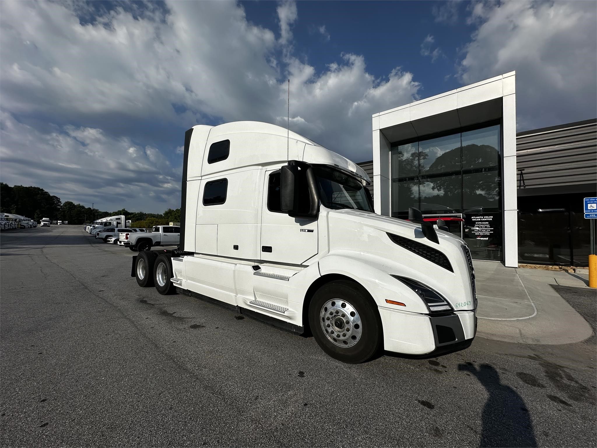 2048x1536 VOLVO VNL64T860 Truck