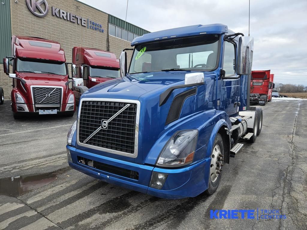 1024x768 VOLVO VNL V991997U Truck Centers