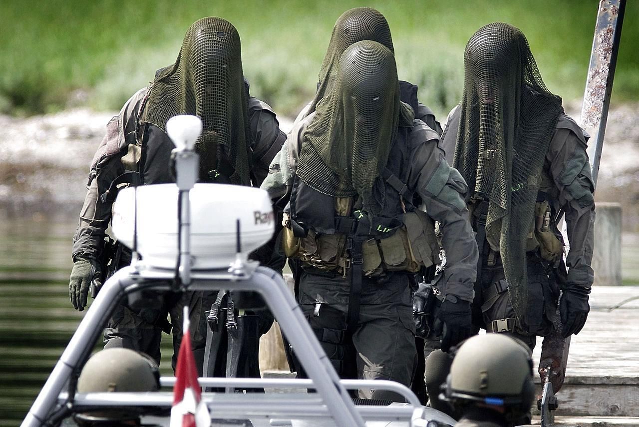 1280x855 Danish Frogmen Wallpaper