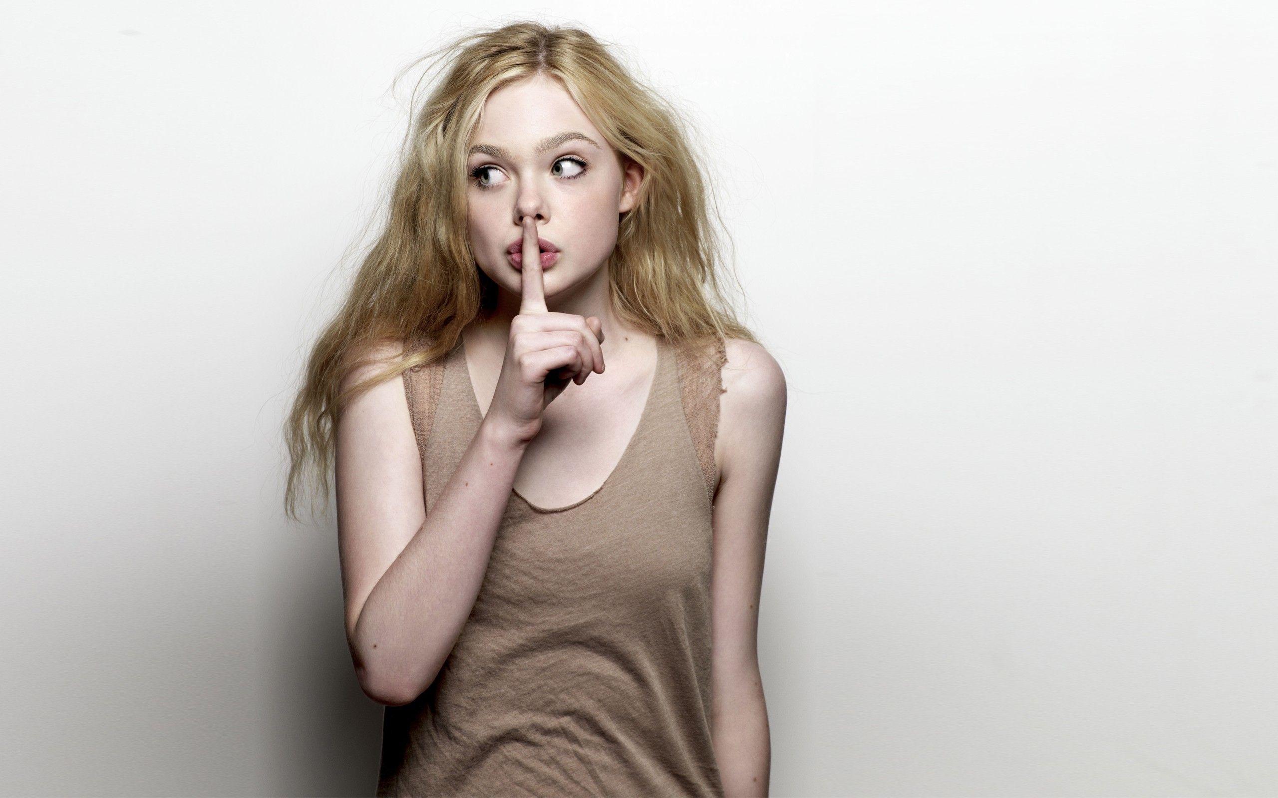 2560x1600 Elle Fanning Wallpaper