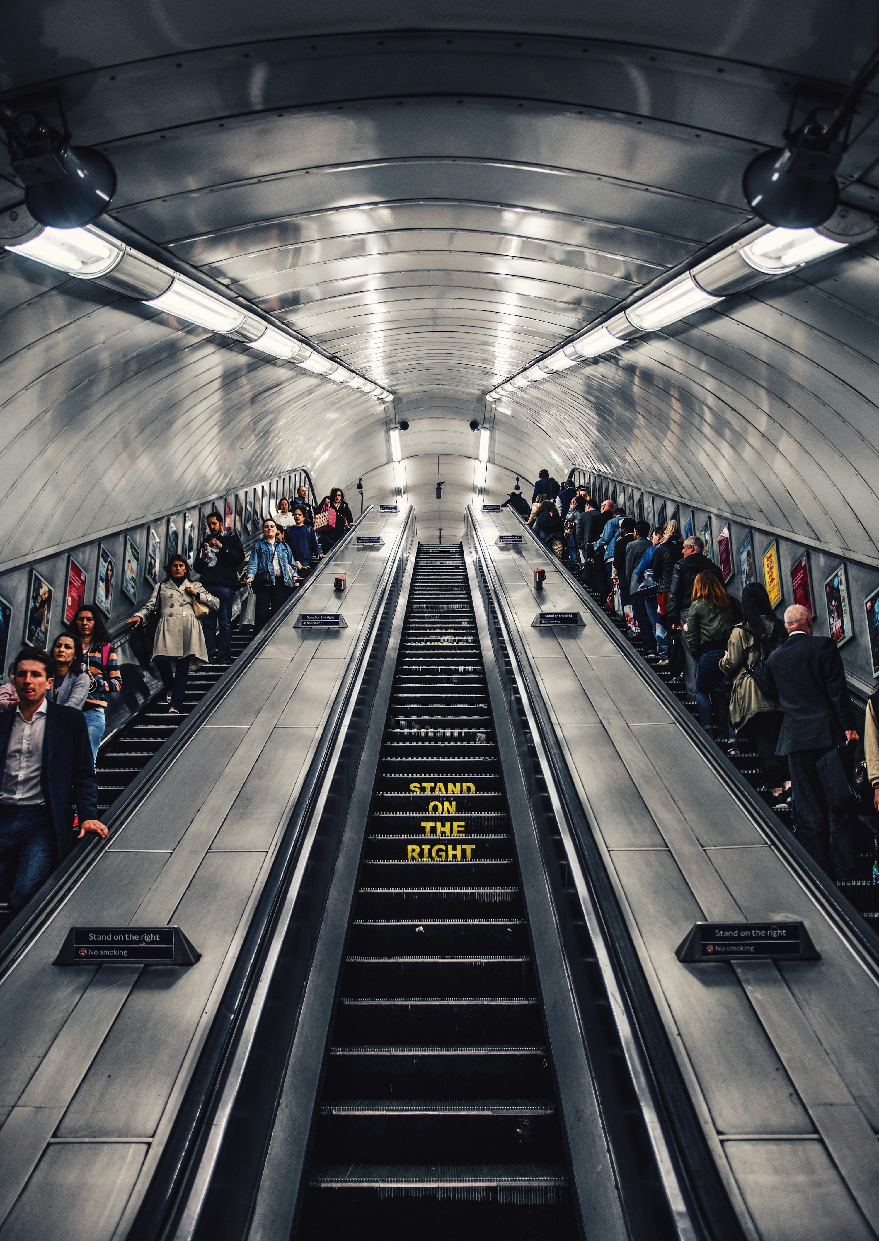 3000x4237 London Underground Picture. Download