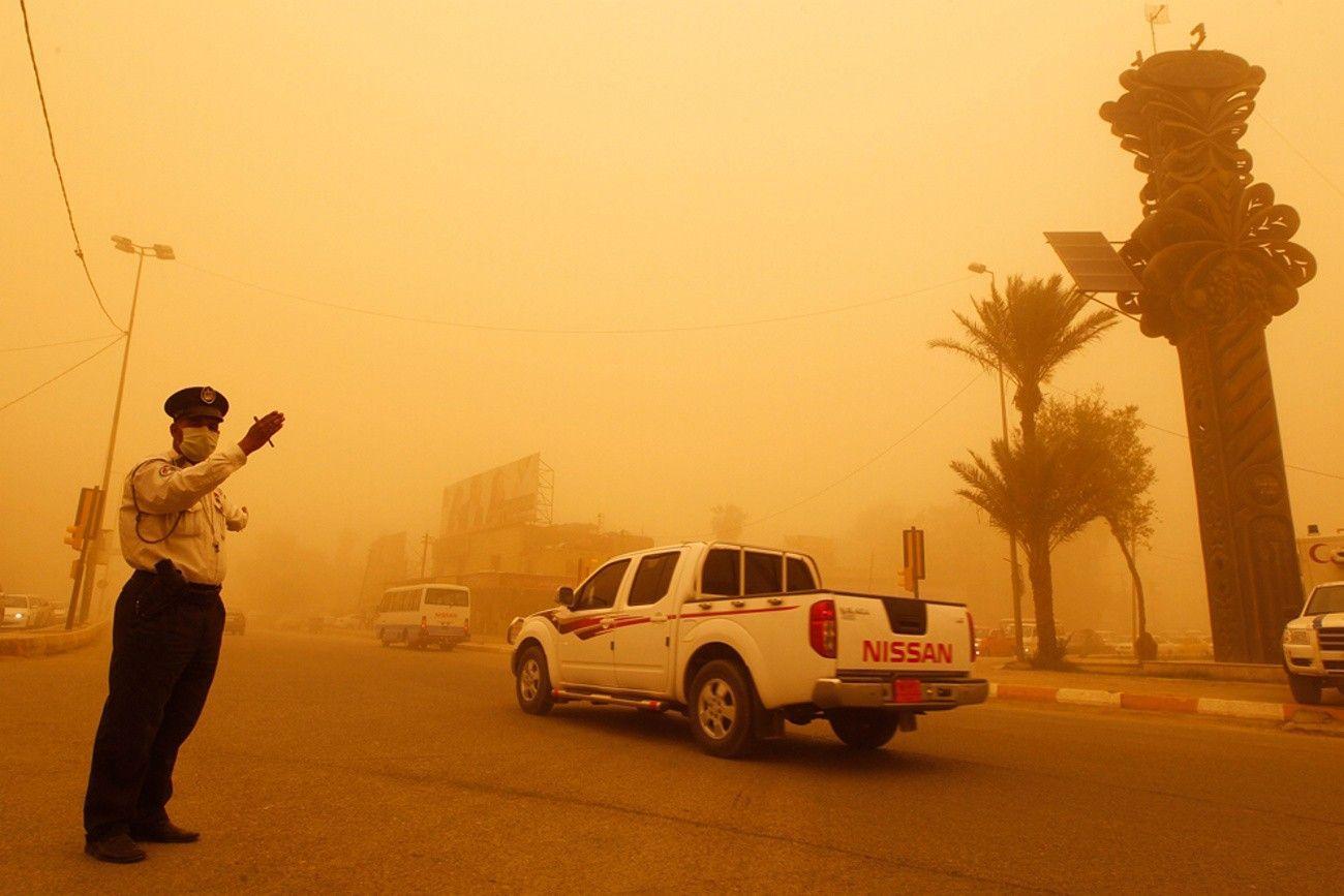Бури человеческой жизни никак не. Песчаная буря в Ираке 27 апреля 2005 года.. Песчаная буря Багдад. Багдад пыльная буря.