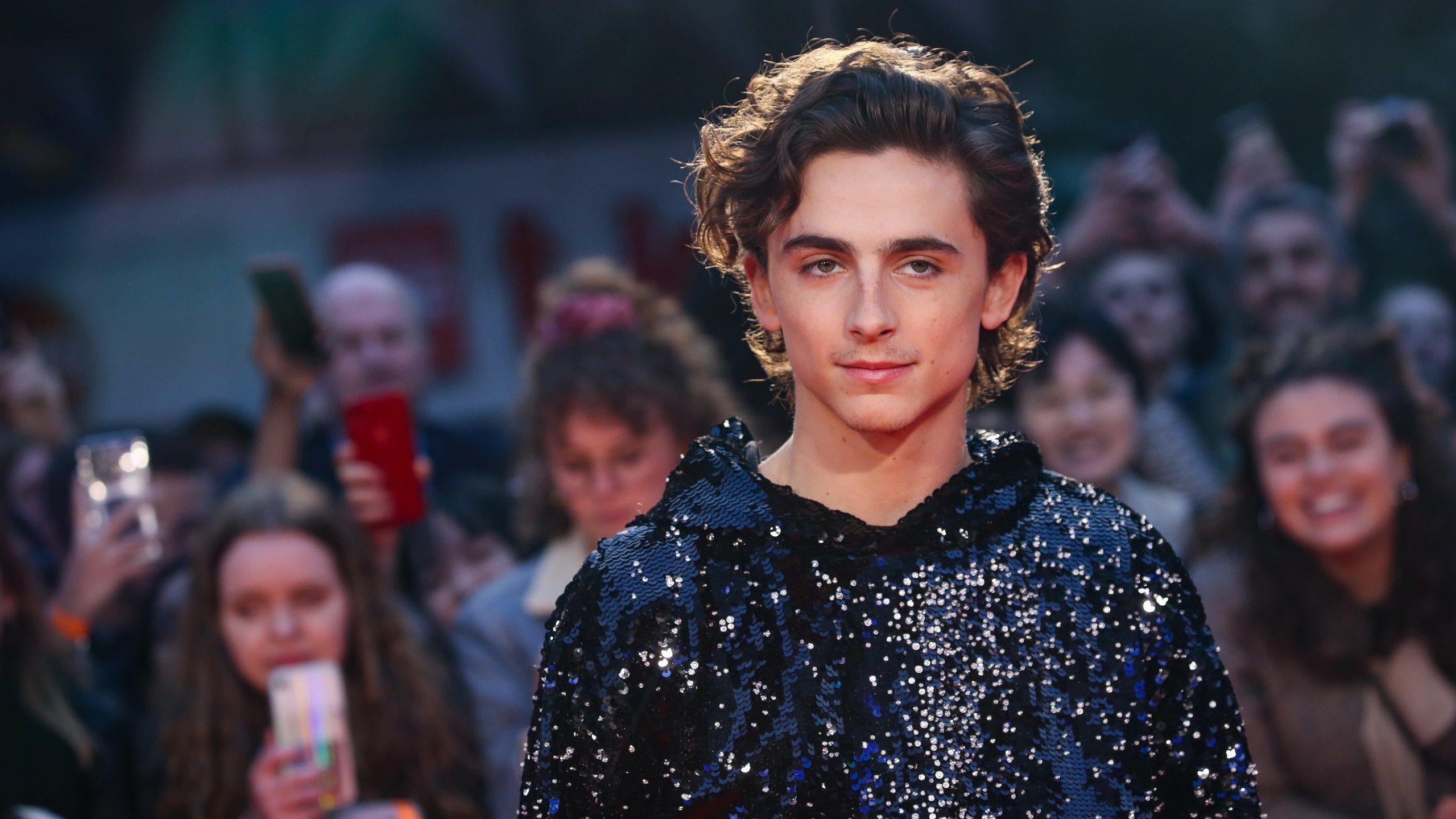 2560x1440 Timothee Chalamet and Virgil Abloh Run Back Their Red Carpet