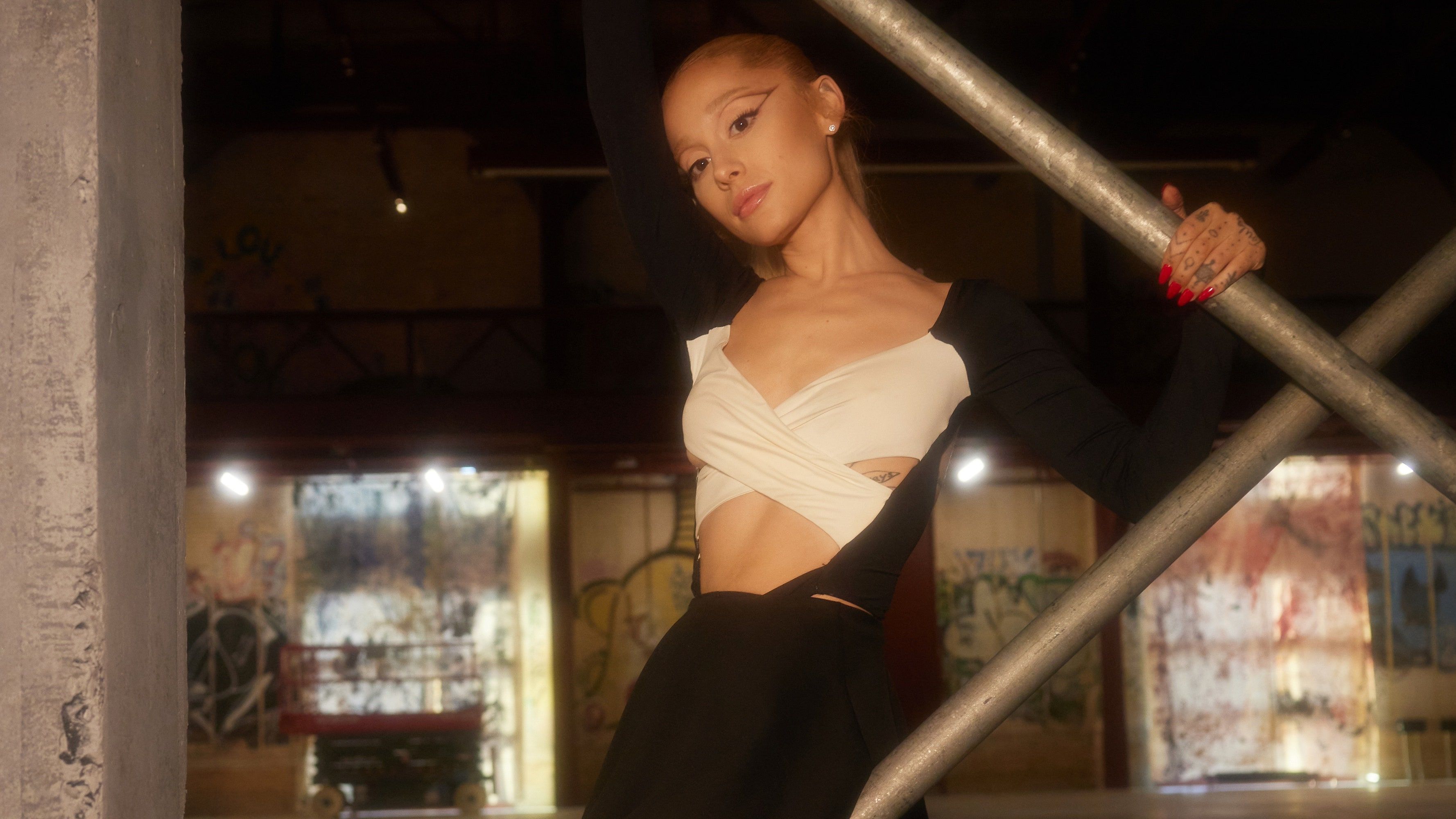 3556x2000 Ariana Grande Announces New Album