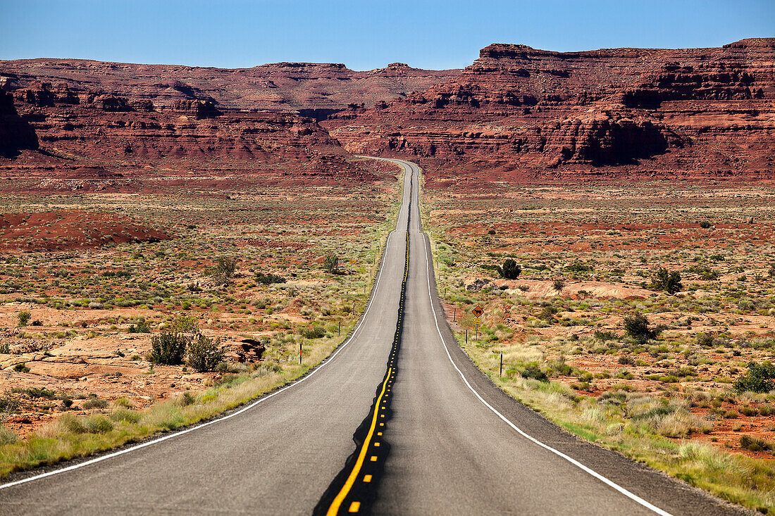 1100x733 Utah highway stretching into