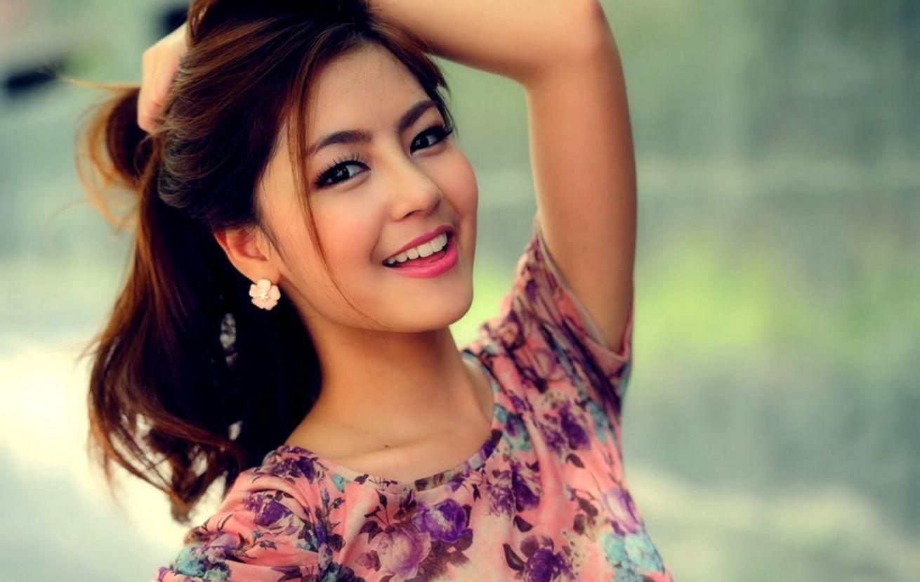 1310x828 Beautiful Women Wallpaper Desktop