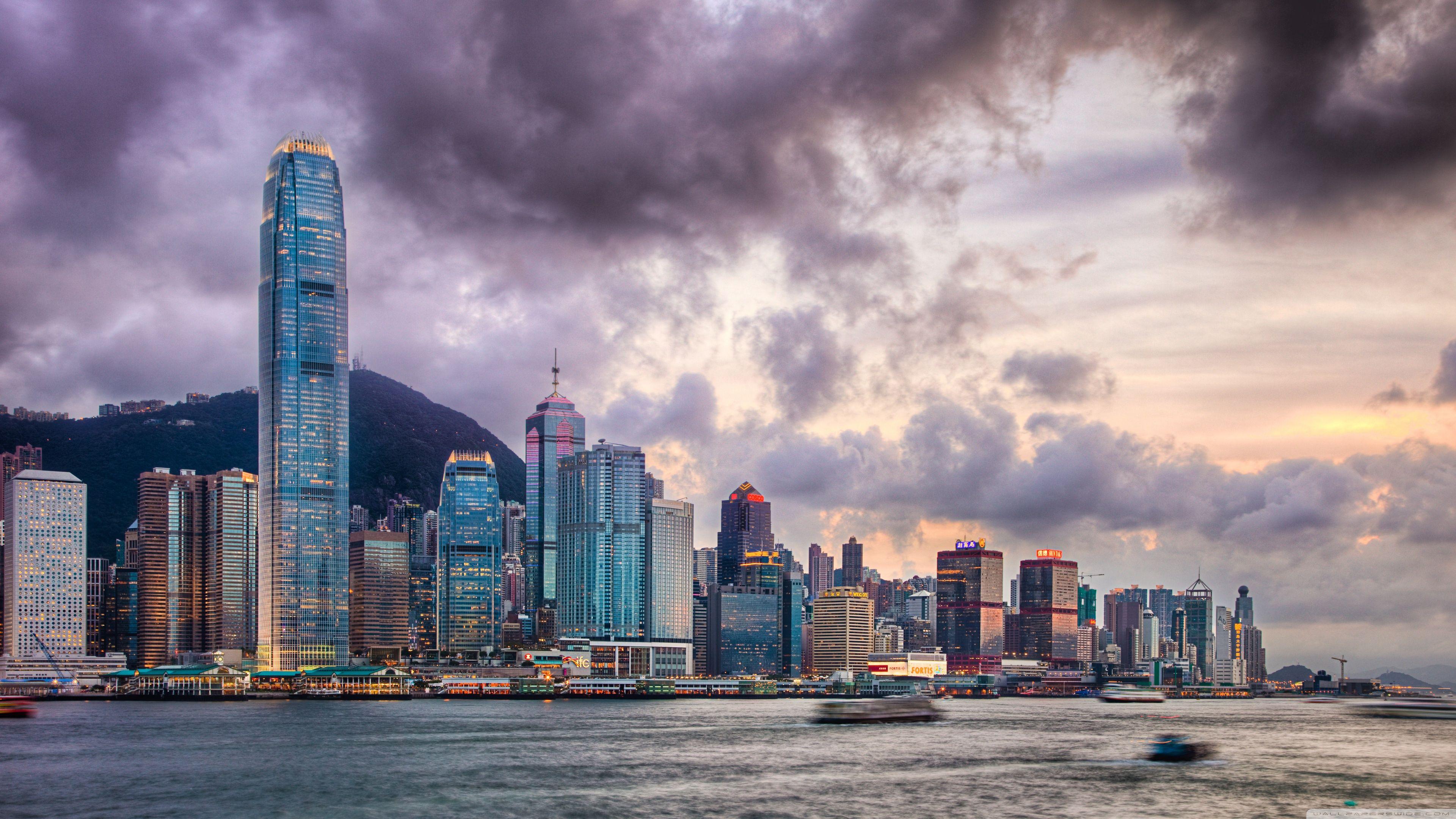 Hong Kong: Hong Kong - thành phố sôi động và phồn hoa với những địa danh nổi tiếng trên thế giới. Hình ảnh này sẽ đưa bạn đến với những khu phố đông đúc và những tòa nhà cao tầng lung linh ánh đèn.