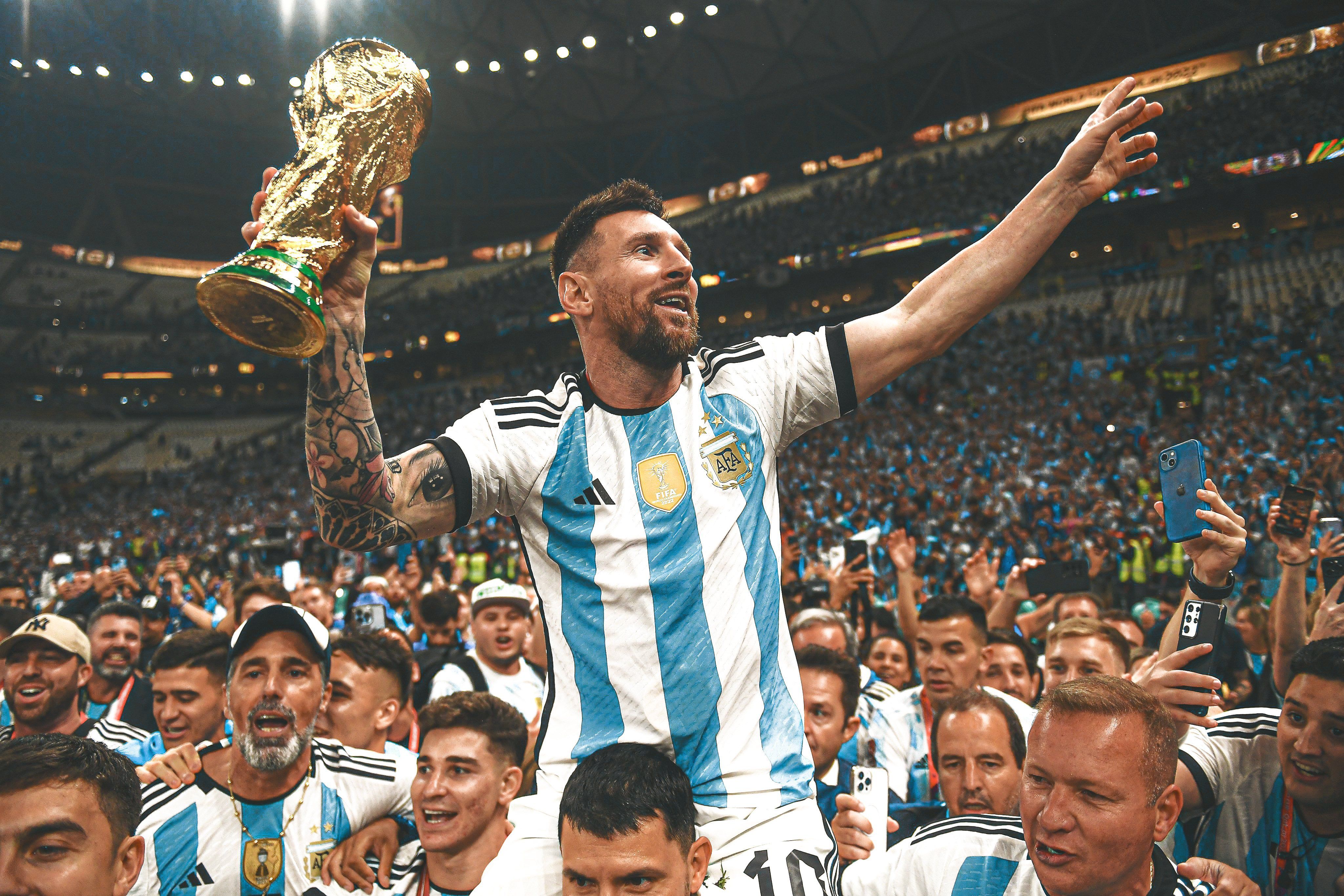 4096x2731 Lionel Messi lifiting the 2022 FIFA World Cup trophy [4096x2731]