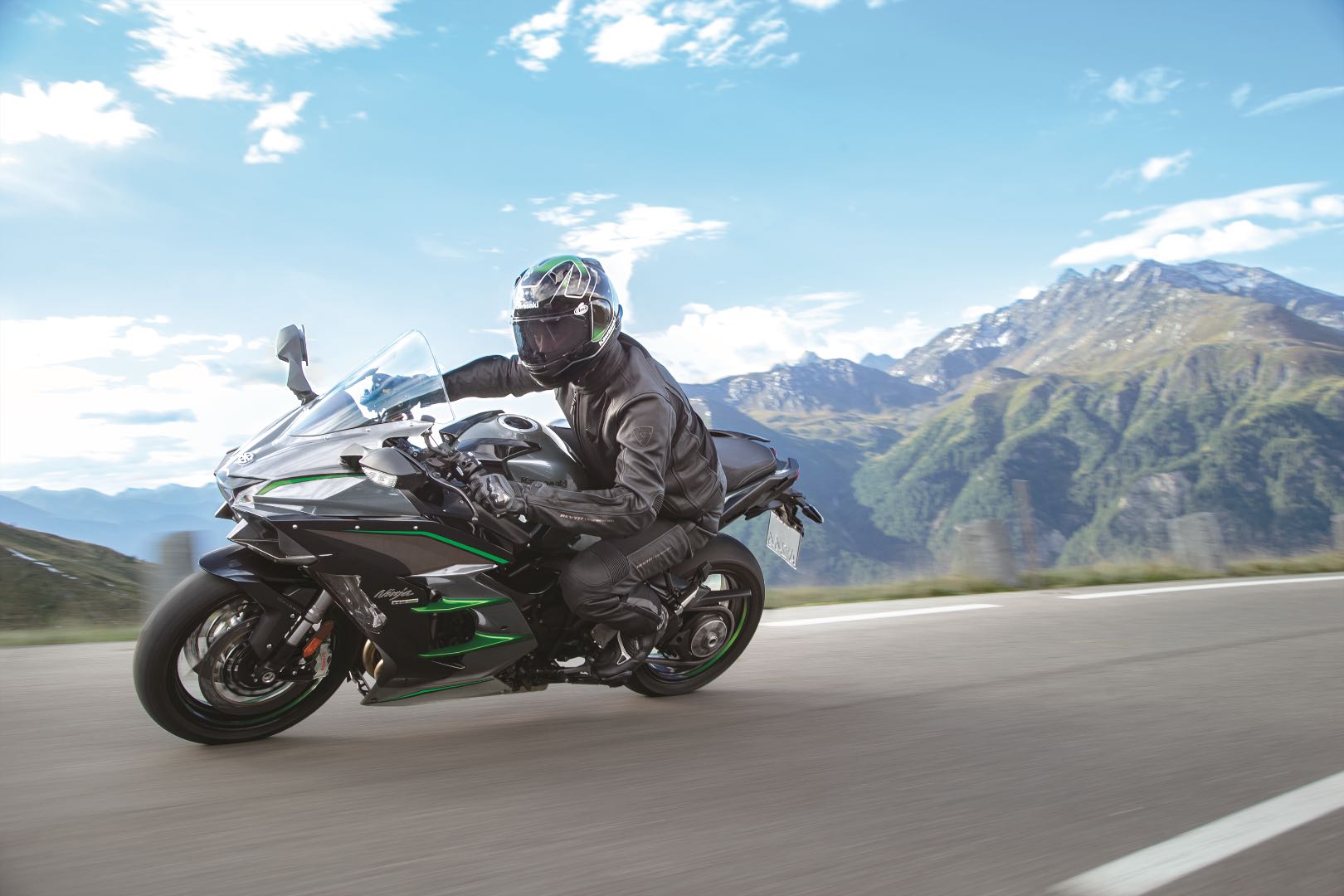 1620x1080 Kawasaki Ninja H2 SX SE+ First