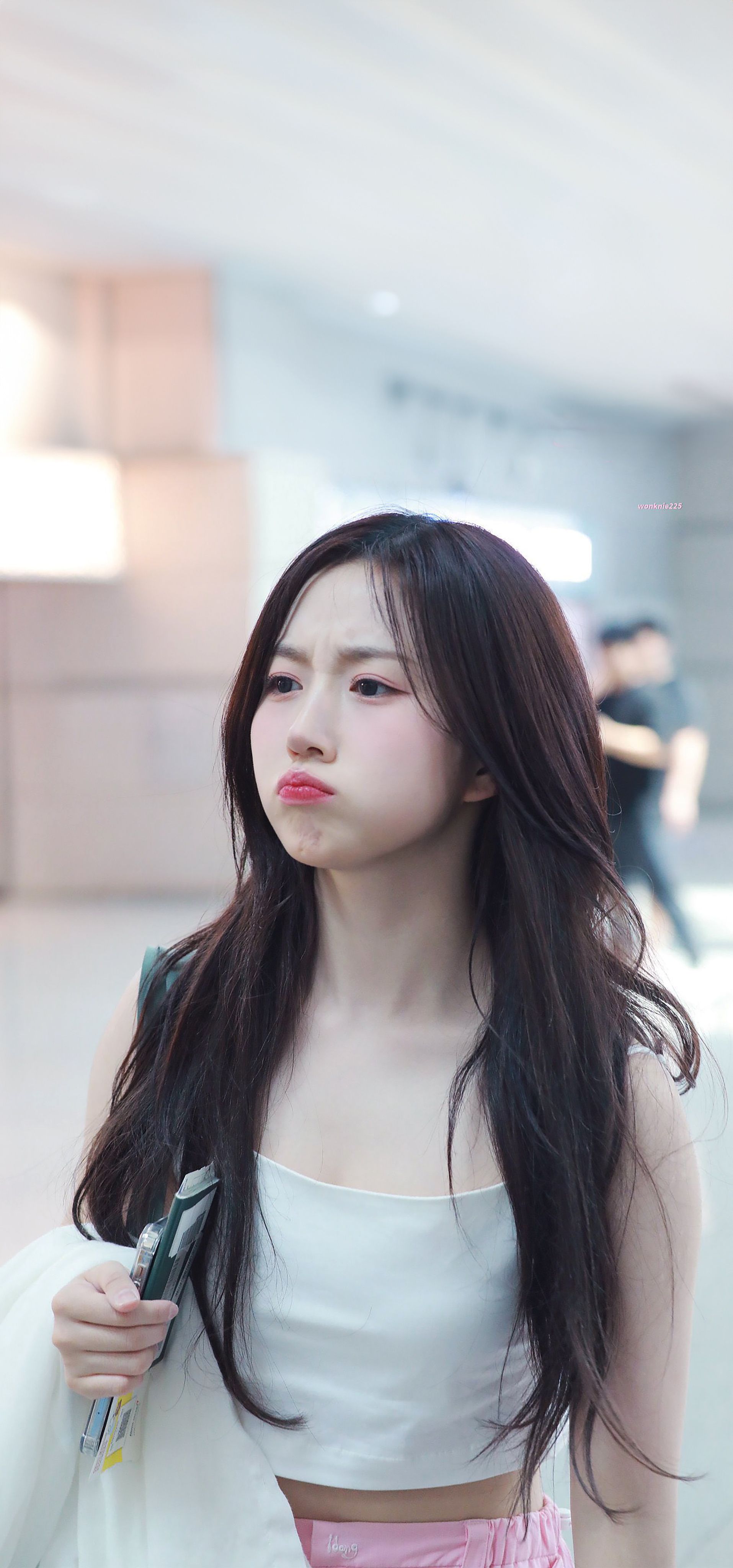 1915x4096 NMIXX Haewon Airport Wallpaper Original
