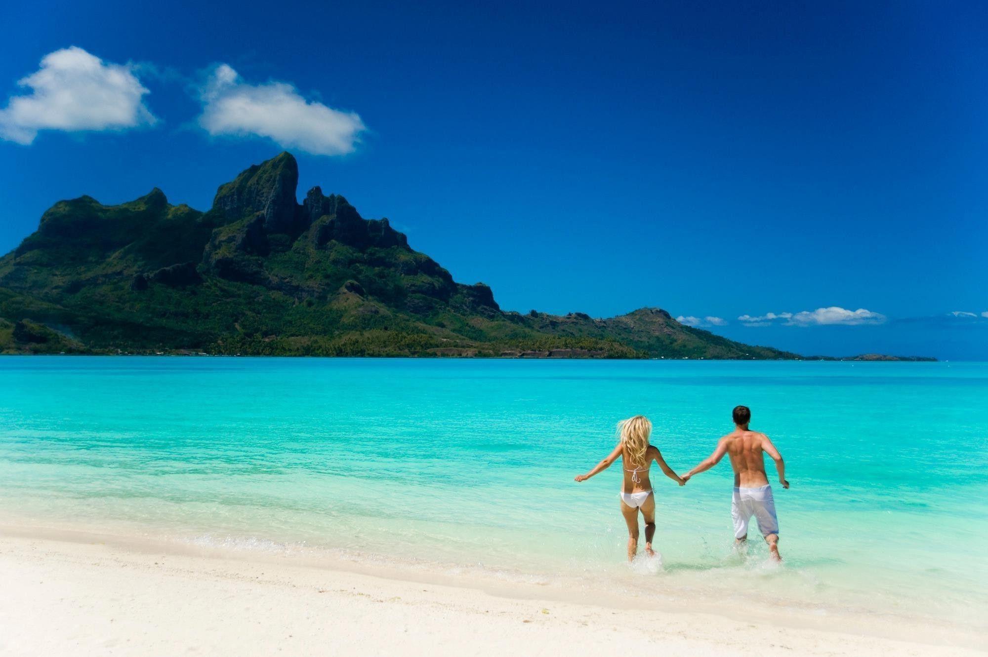2000x1331 People on Beaches Wallpaper
