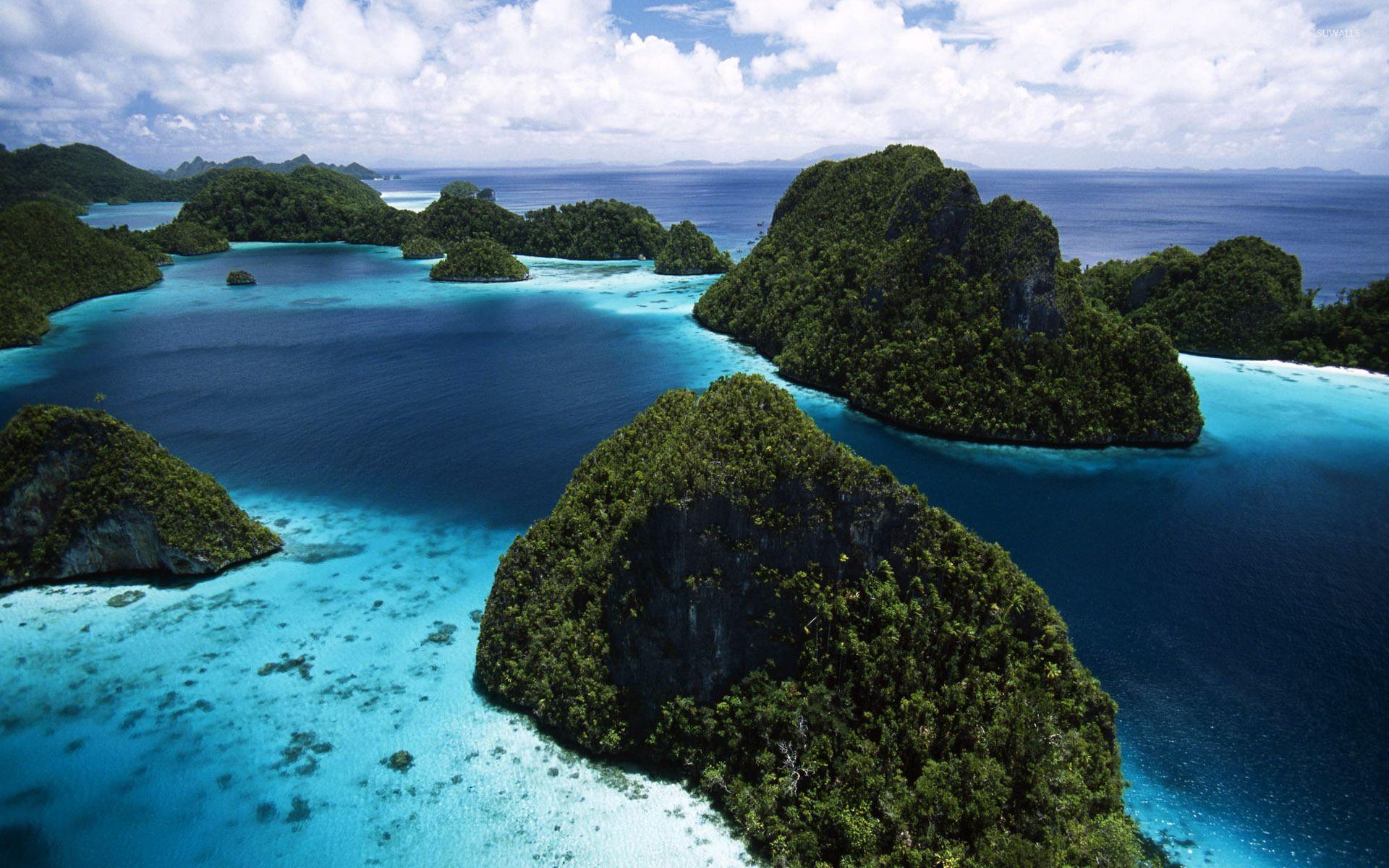 Фото красивого острова. Острова Раджа-Ампат. Раджа Ампат Индонезия. Коралловые рифы острова Раджа-Ампат. Острова Гавайи Галапагос.