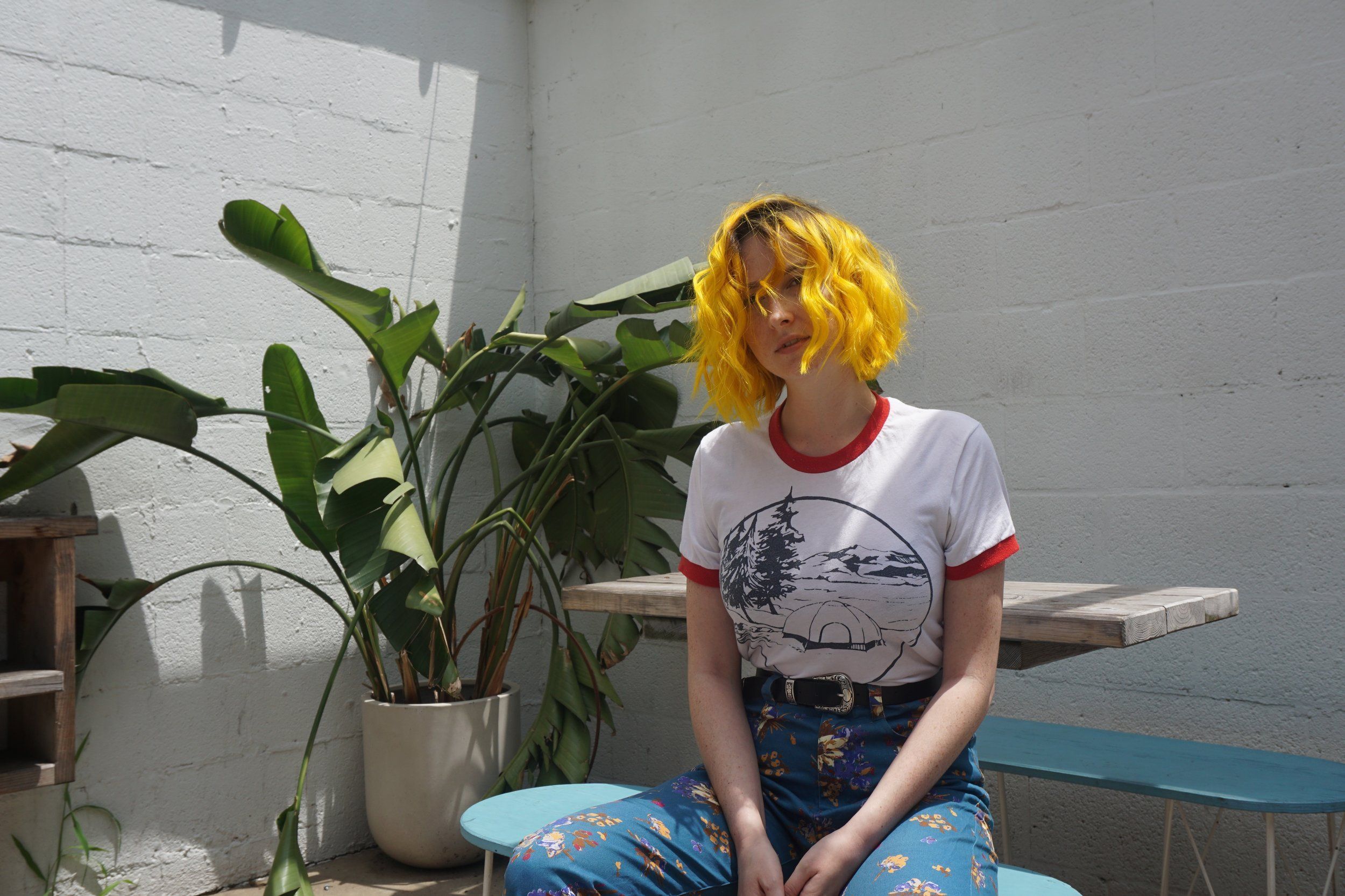 2500x1667 Tessa Violet, blonde, women, sitting