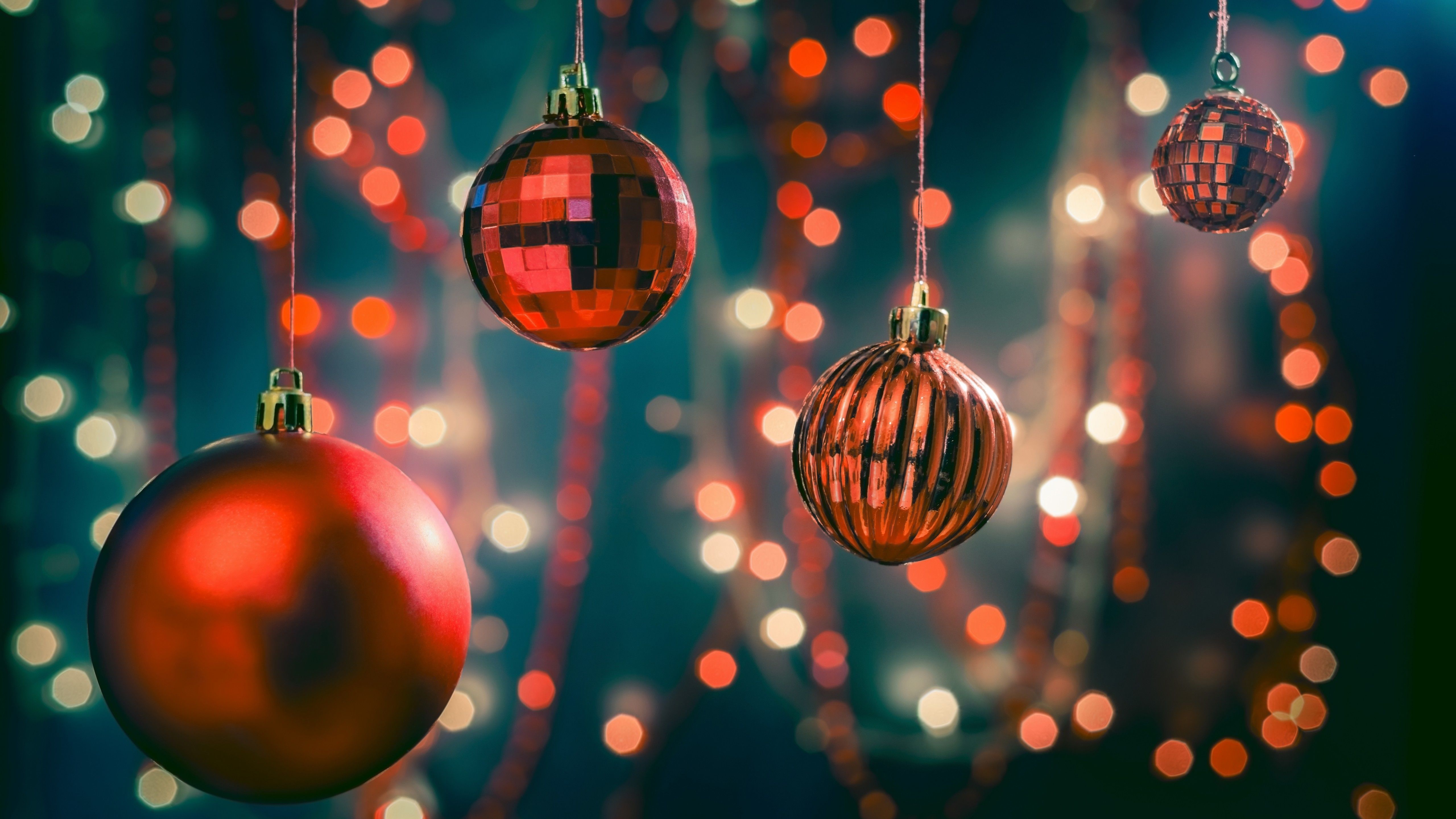 5120x2880 Red Glitter Hanging Christmas Balls