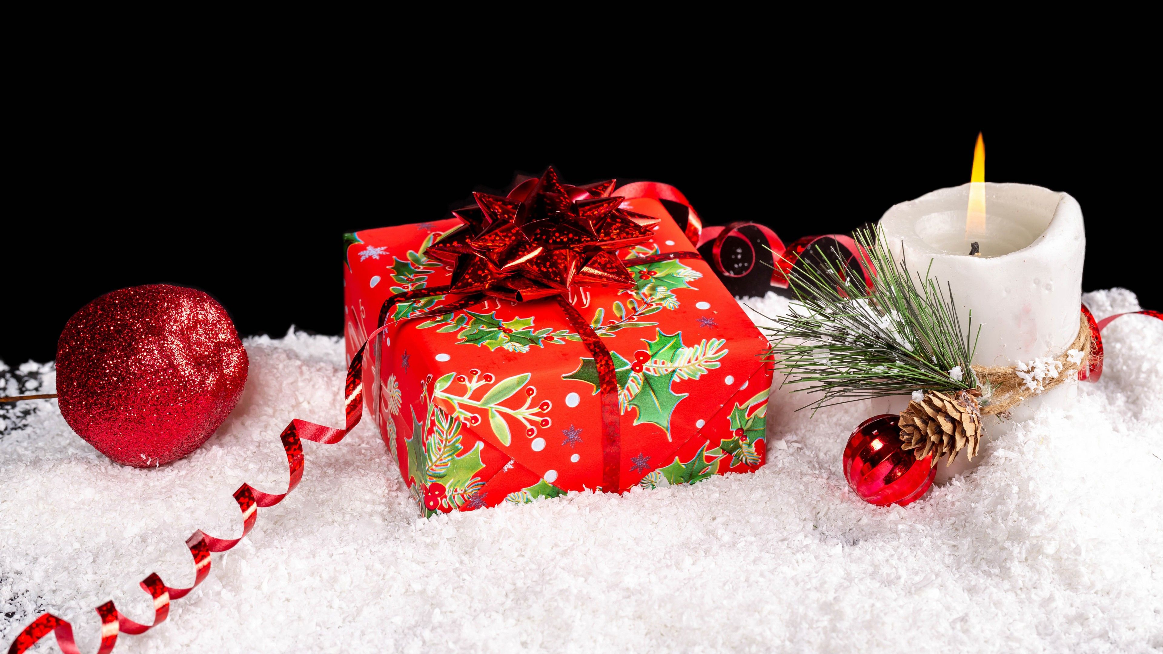3840x2160 Christmas Gift Candle And Ornaments On
