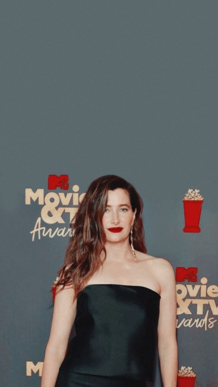736x1307 Kathryn Hahn Wallpaper
