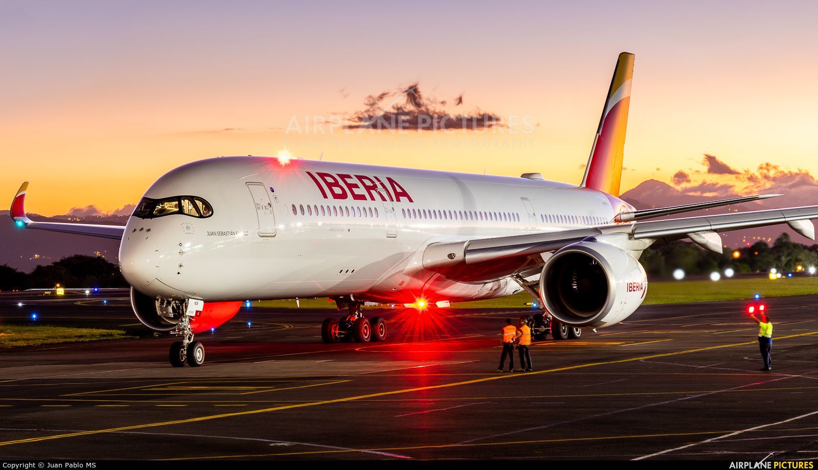 1600x919 Iberia Airbus A350 900 (EC NDR) By Juan