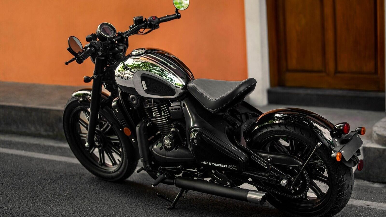1600x900 Jawa 42 Bobber Black Mirror