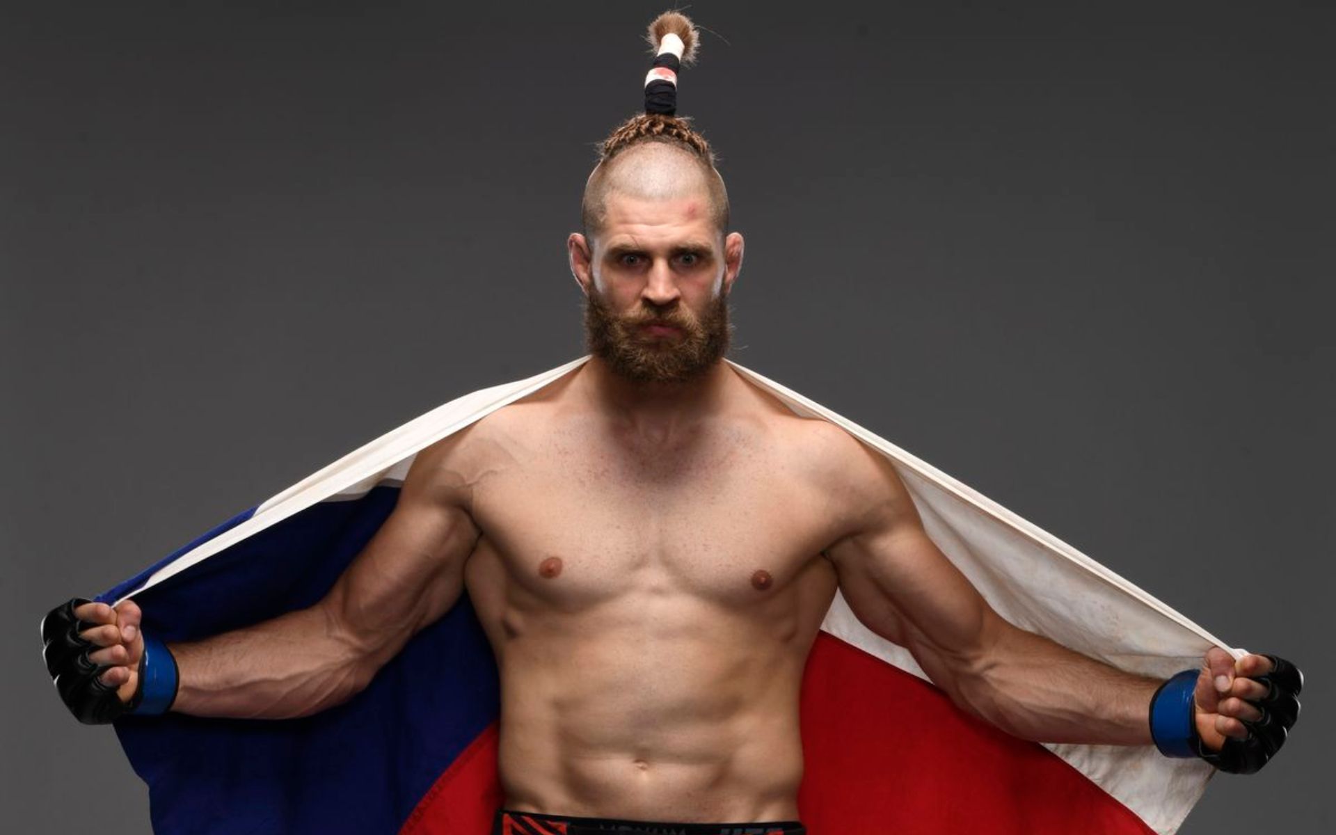 1920x1200 beat Glover Teixeira at UFC 275