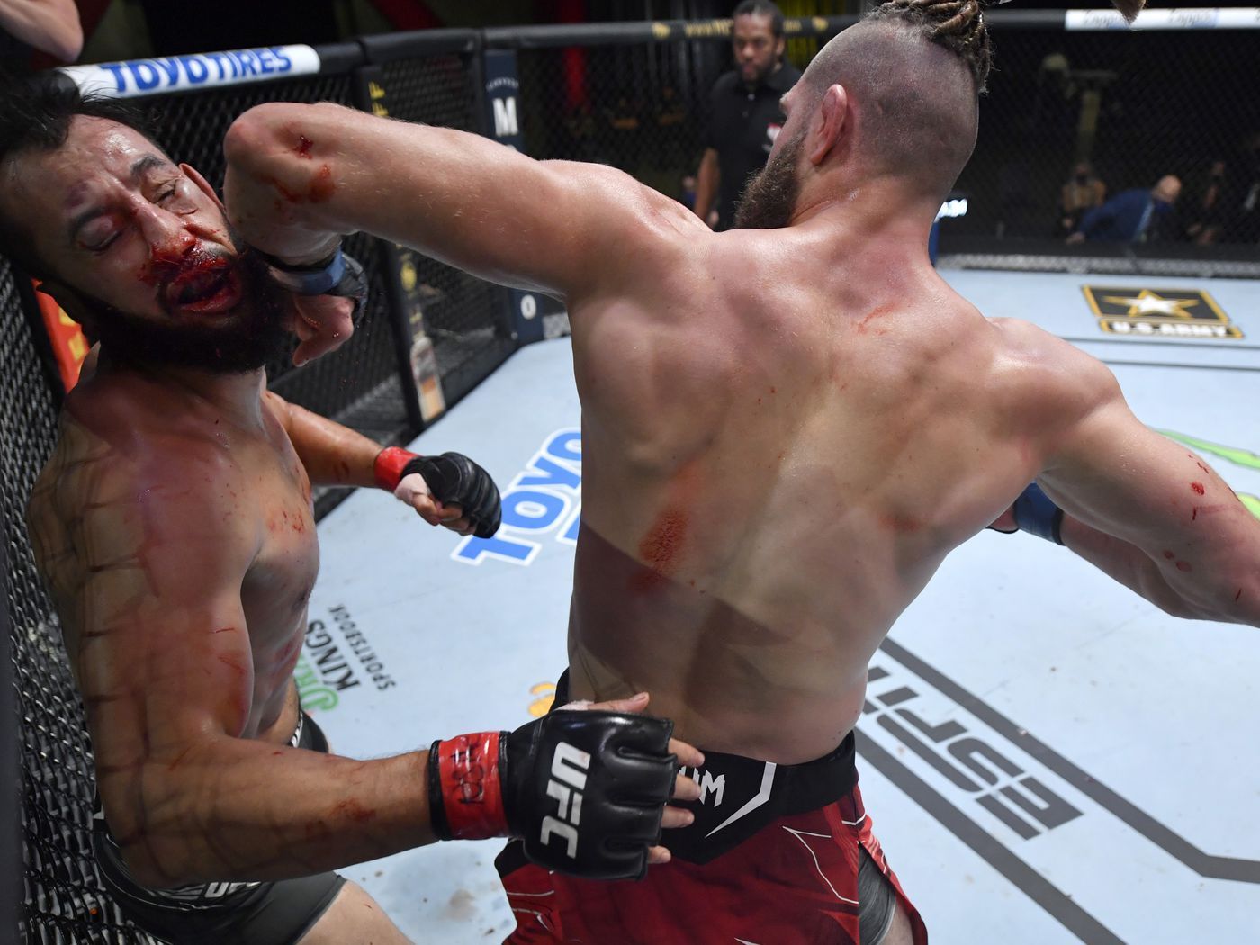 1400x1050 Jiri Prochazka flattens Dominick Reyes