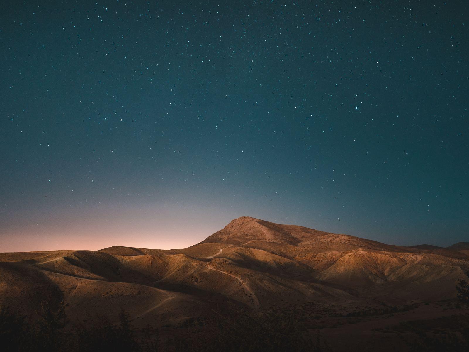 1600x1200 Stars Over Desert Mountains 5k 1600x1200