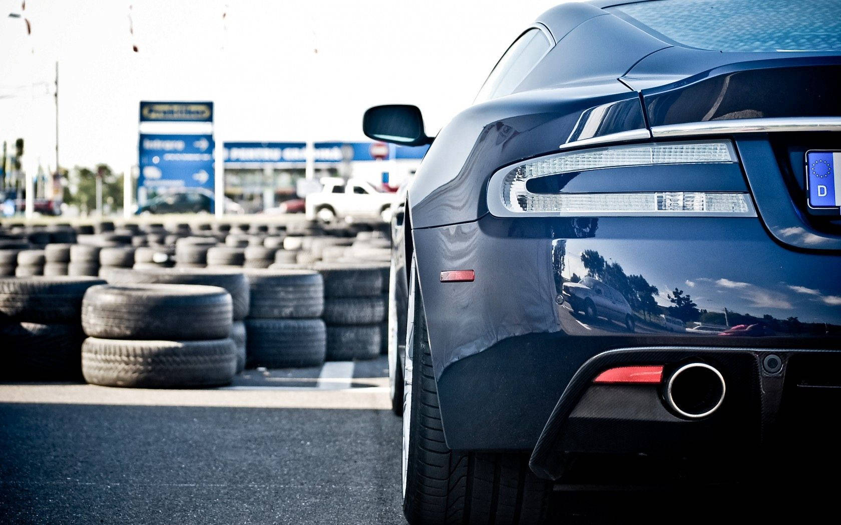 1680x1050 Aston Martin Race Car Wallpaper