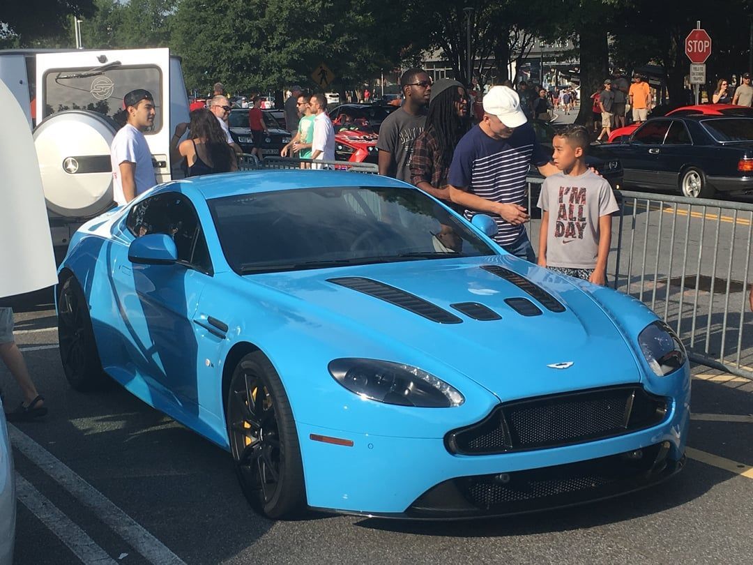 1080x810 Aston Martin V12 Vantage in celeste