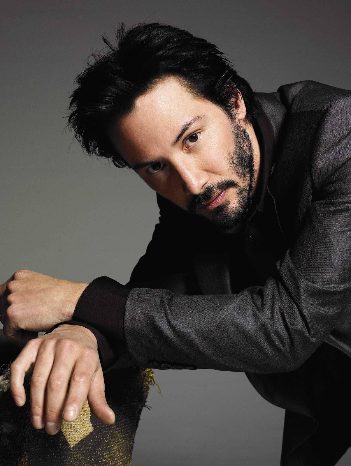 1204x1600 Celebrity Keanu Reeves Leaning Pose