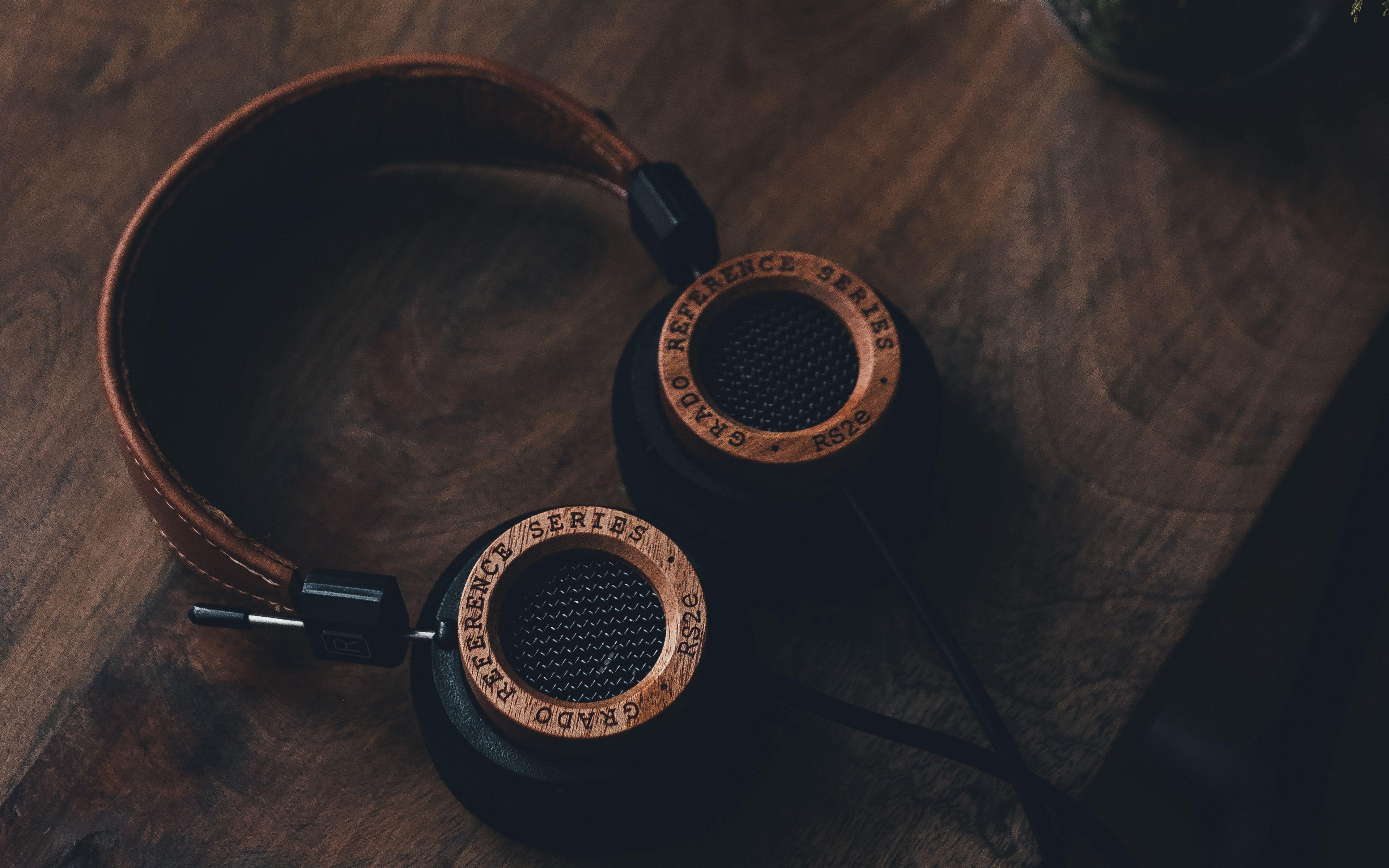3840x2400 Download wallpaper 3840x2400 headphones, table, sound