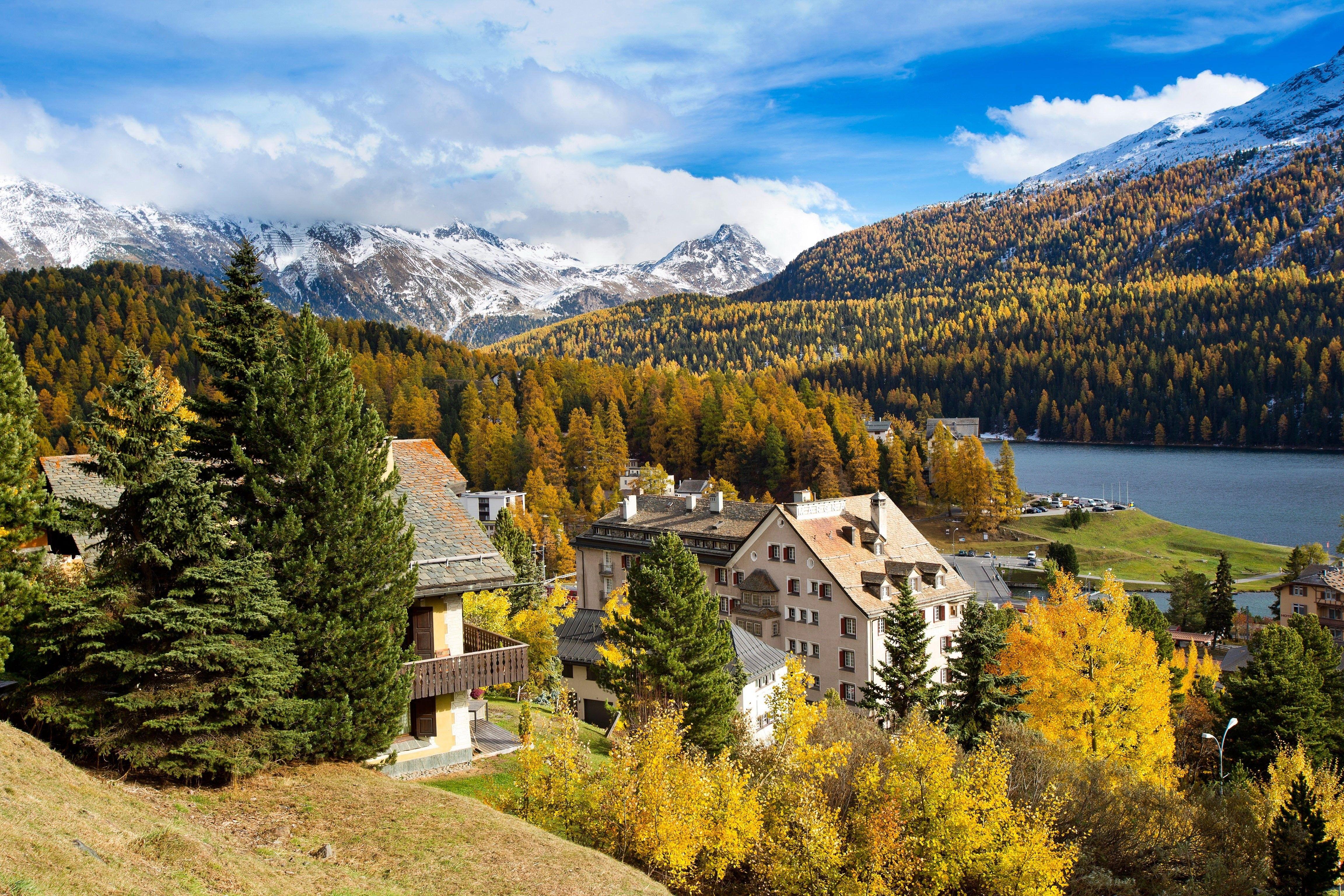 4608x3072 Mountains: Mountain Town Lake Mountains Village Autumn Landscape