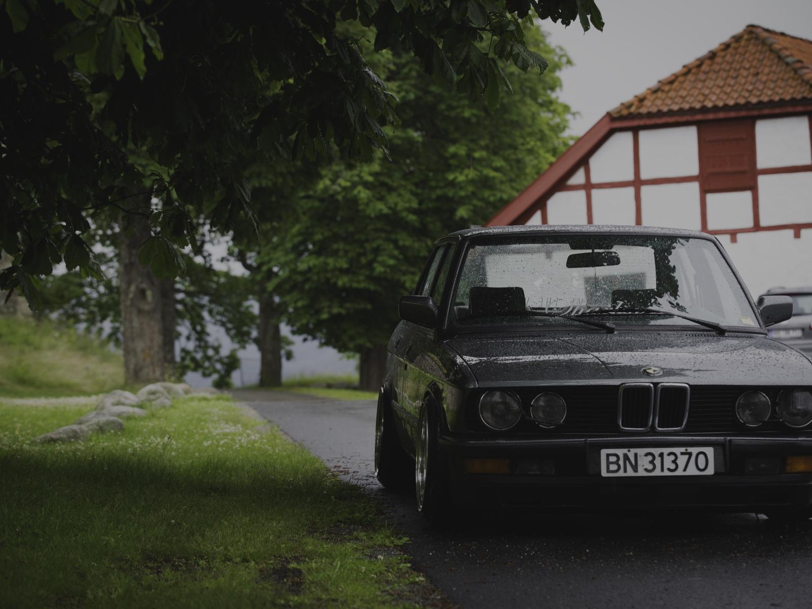 1600x1200 An old BMW E28 parked under a tree Desktop wallpaper 1600x1200