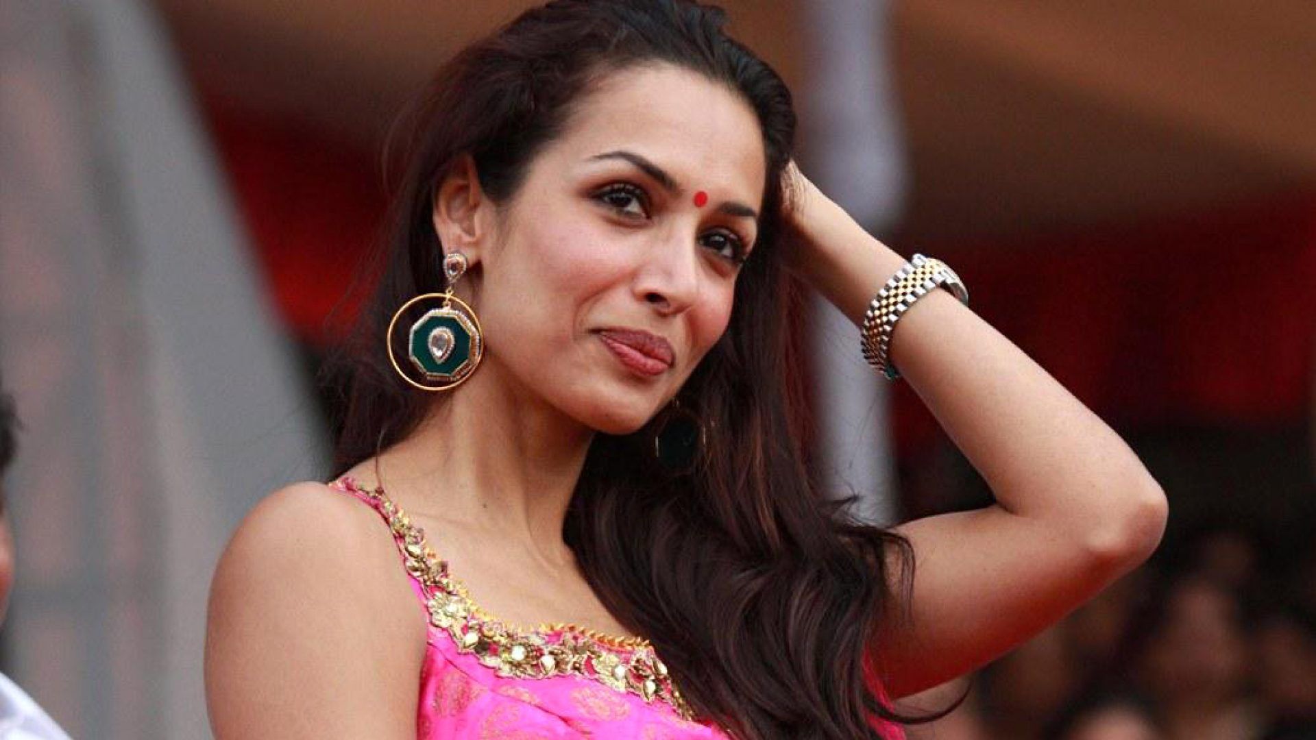 1920x1080 Malaika Arora wears a pink silk kurta