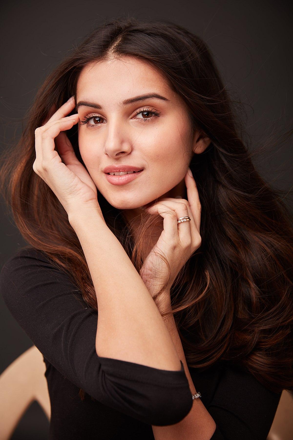 1200x1800 Tara Sutaria Wallpaper High Quality