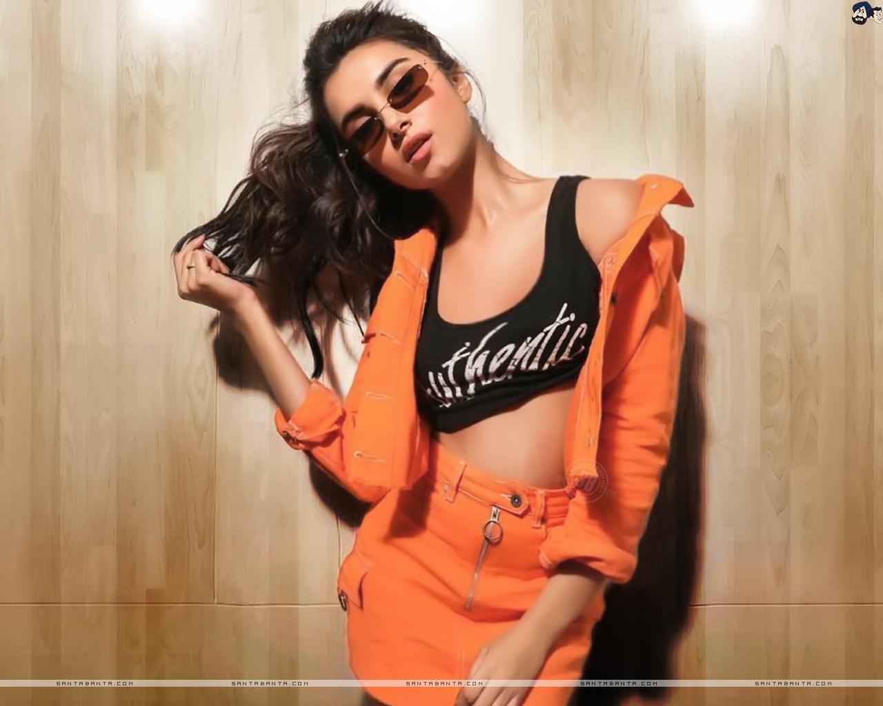 1280x1024 Tara Sutaria