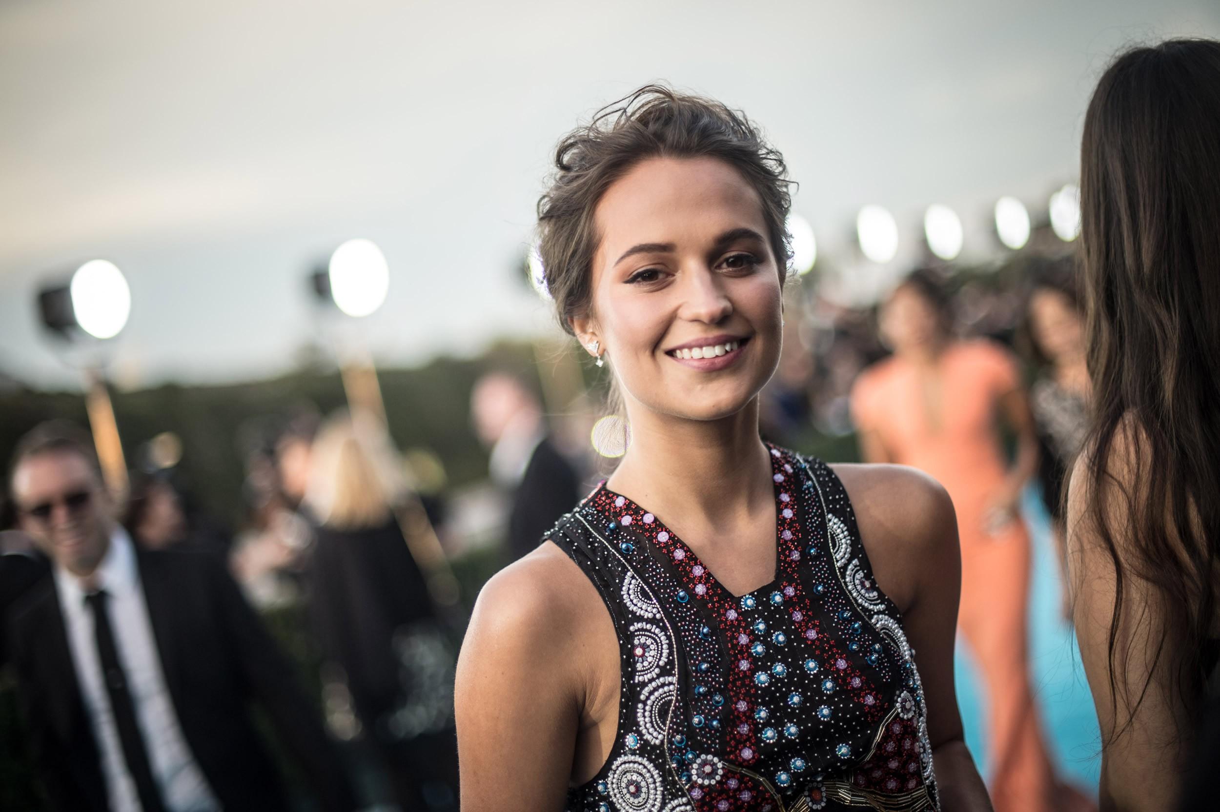 2500x1664 Amazing Alicia Vikander Smiling Face Look Free HD Mobile